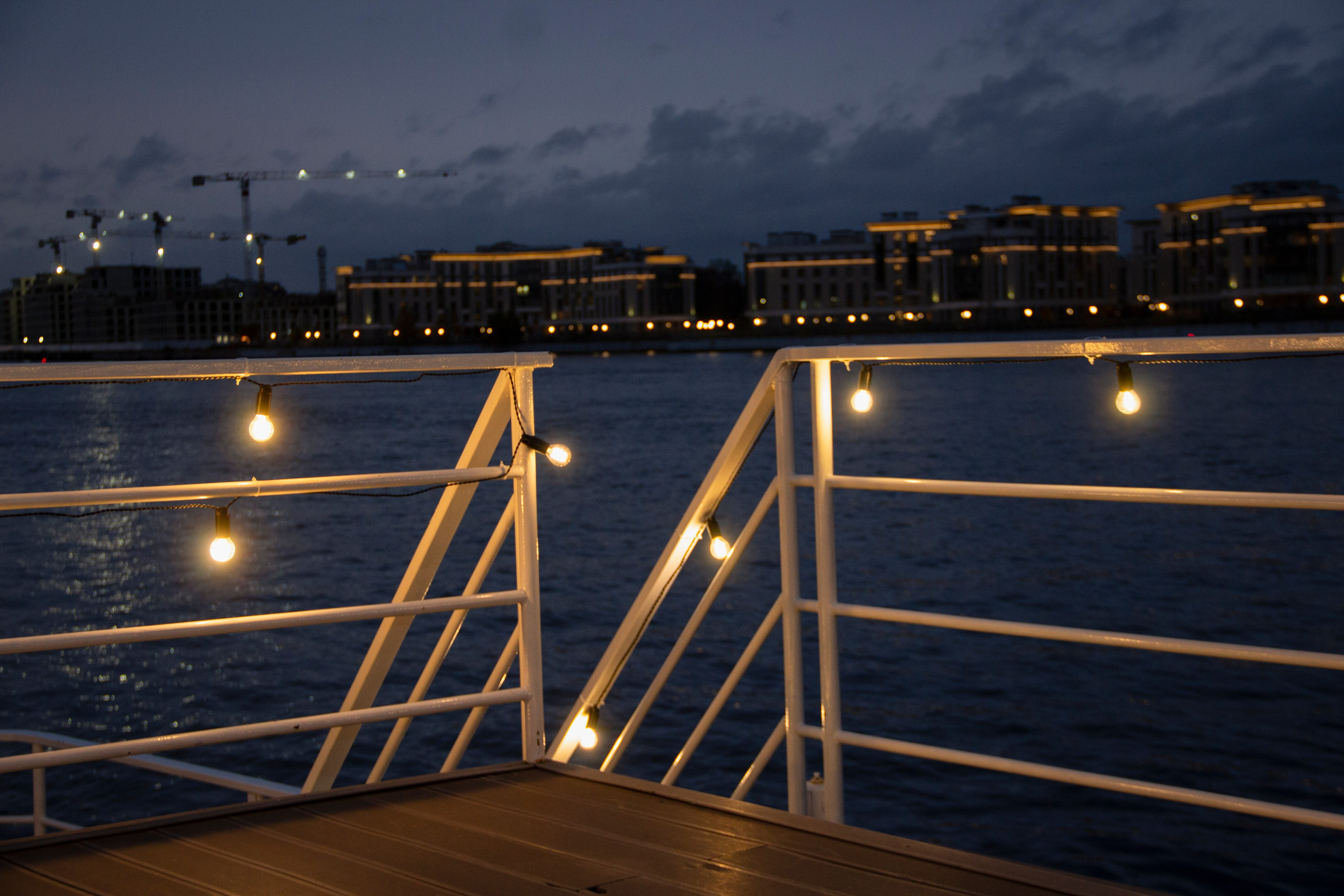 Съемка для сайта аренды катеров в Санкт-Петербурге, подготовка к свадебной прогулке по рекам и каналам. Фотограф в Санкт-Петербурге Смирнова Диана