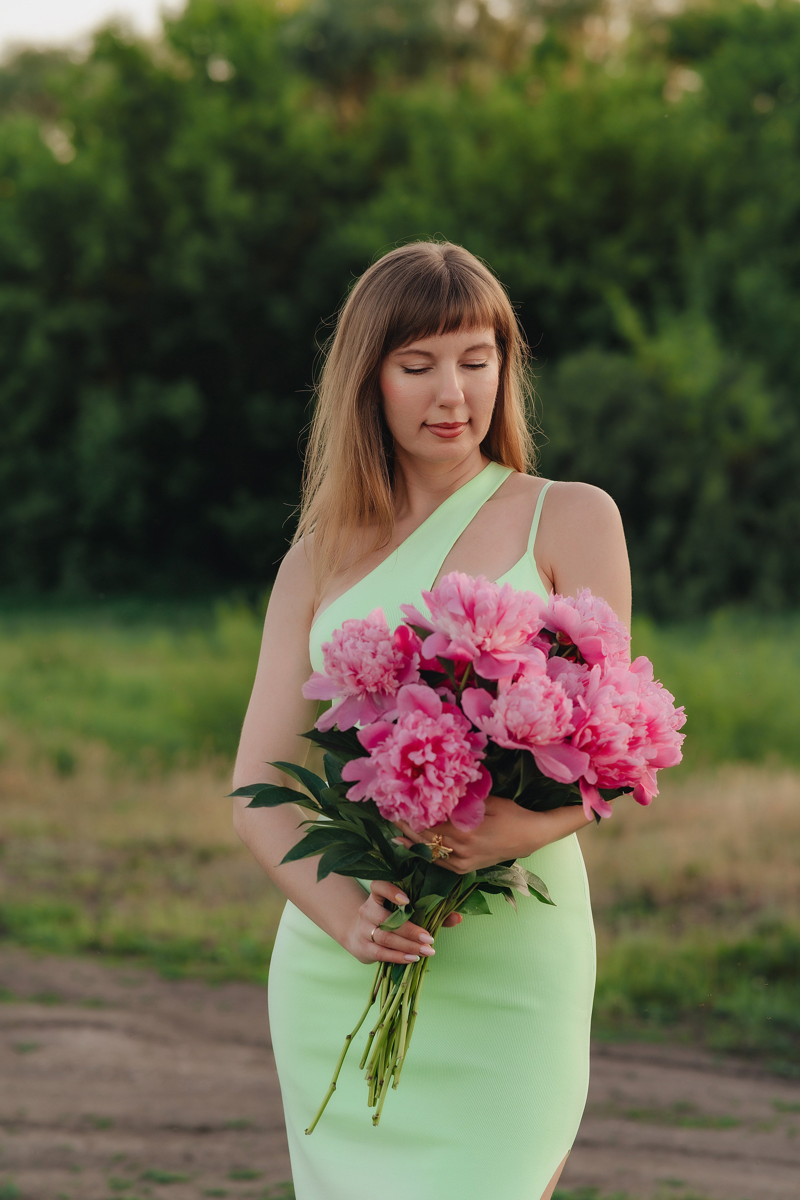 Анастасия | Съемка на закате с букетом пионов. Фотограф Карина Шмулёва. Воронеж и область