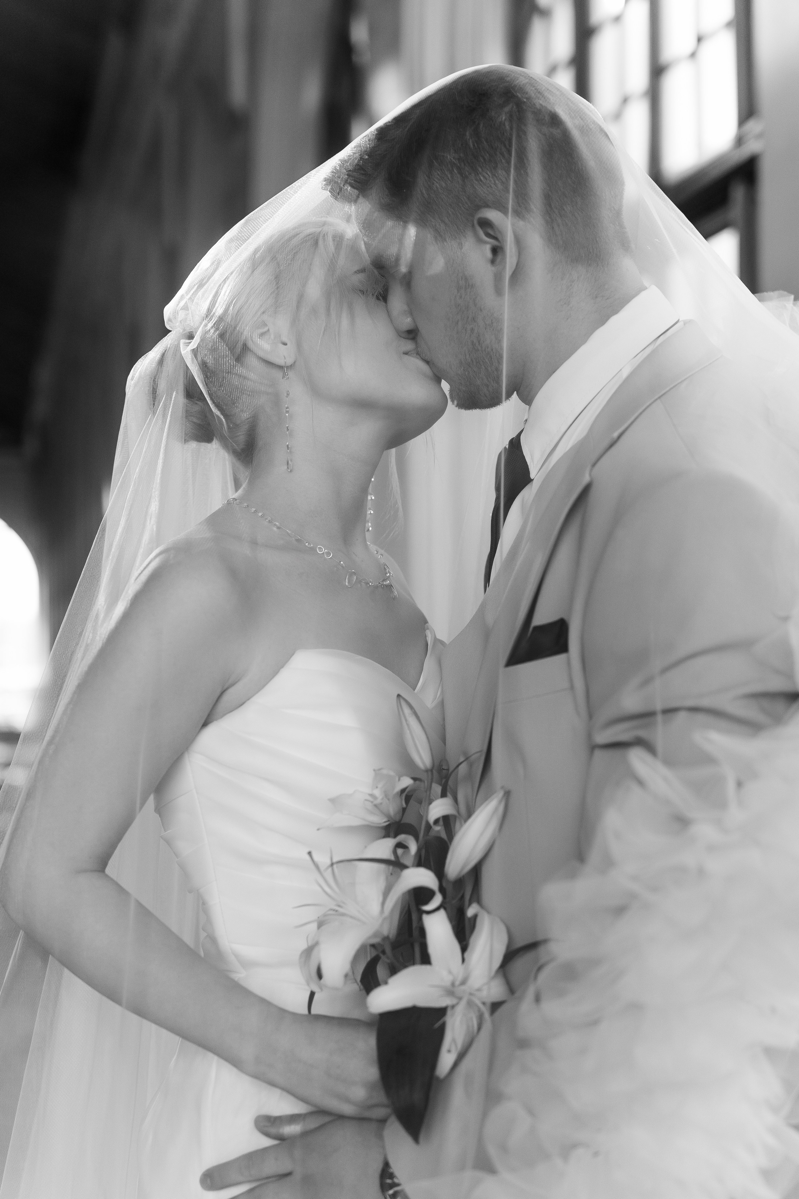 Свадьба в Санкт-Петербурге, фотосессия на прогулке, Крупный портрет невесты и жениха, с букетом цветов на вокзале в Павловске.