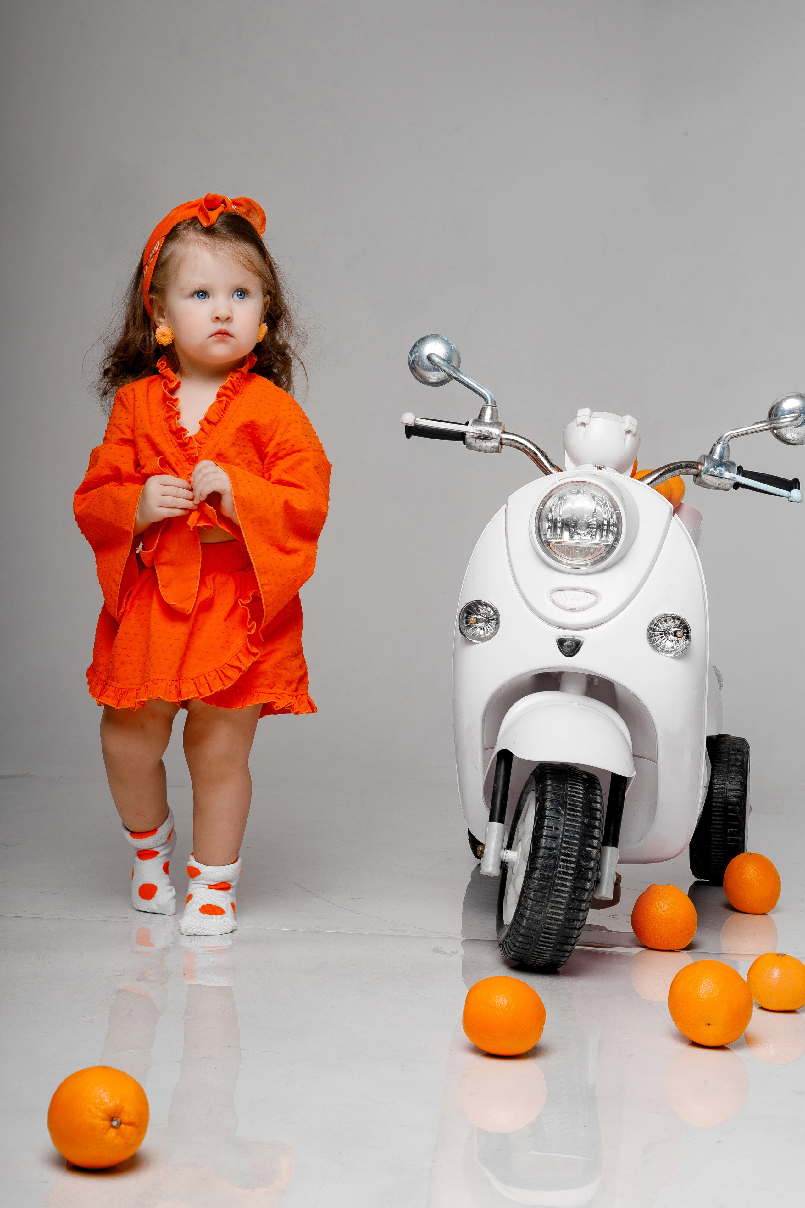 Детская фотосессия с мандаринами в студии в Сочи. Детский студийный фотограф Сочи