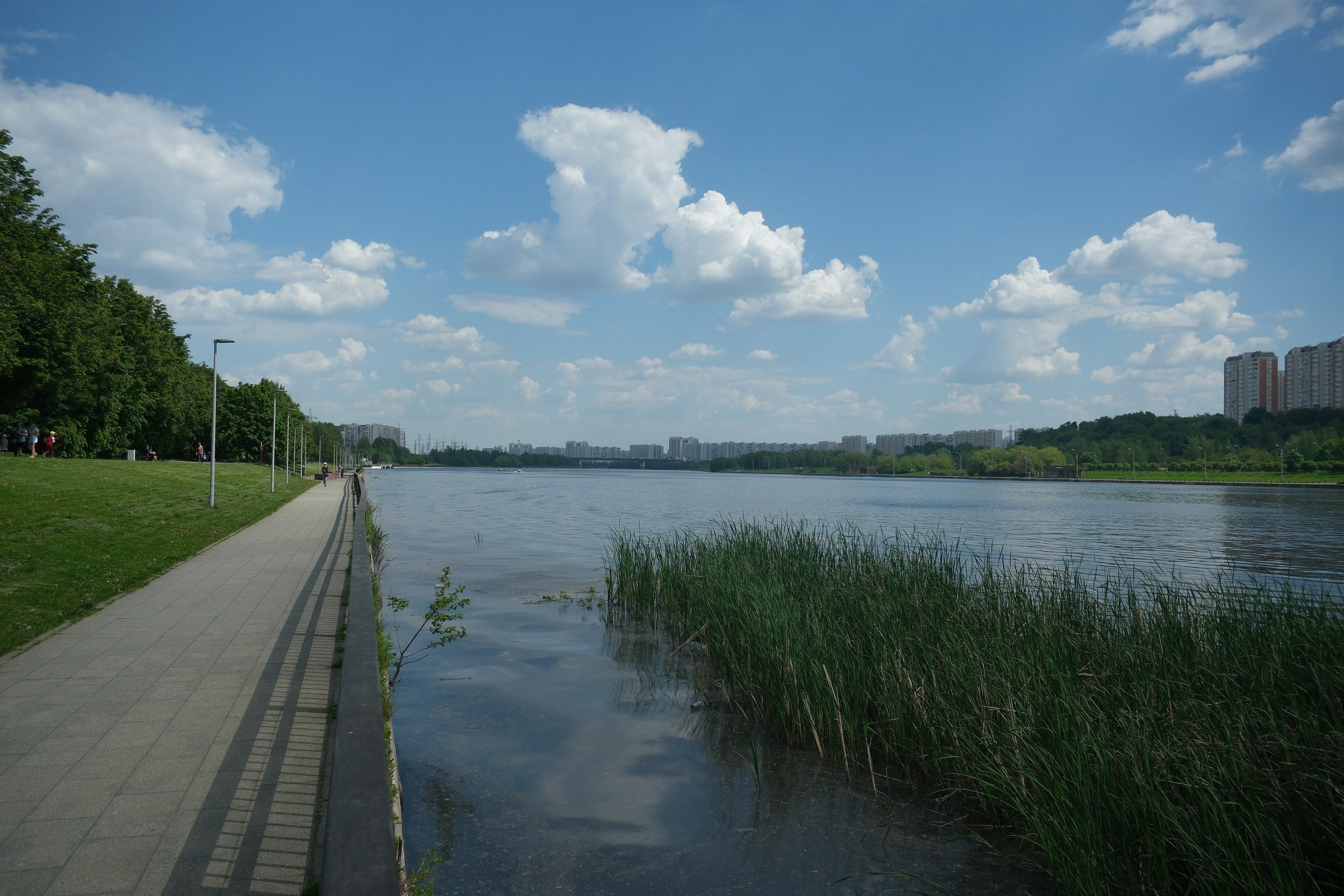 Парк 850 лет Москве. Снято на Voigtlander 18/2,8 Color-scopar. Улица, люди, жизнь…