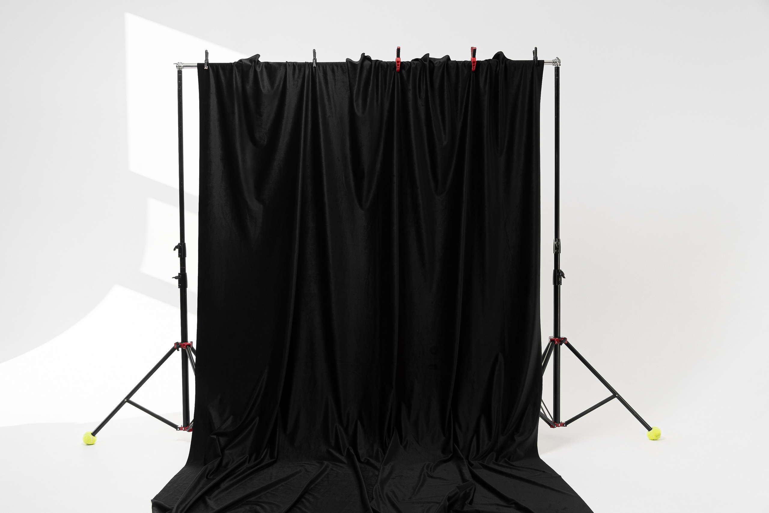 Аренда фотостудия с циклорамой в Сочи — FASHIONprod, 1000 ₽/час. Стрит съемки для маркетплейсов в Сочи | ИИ контент | fashionprod