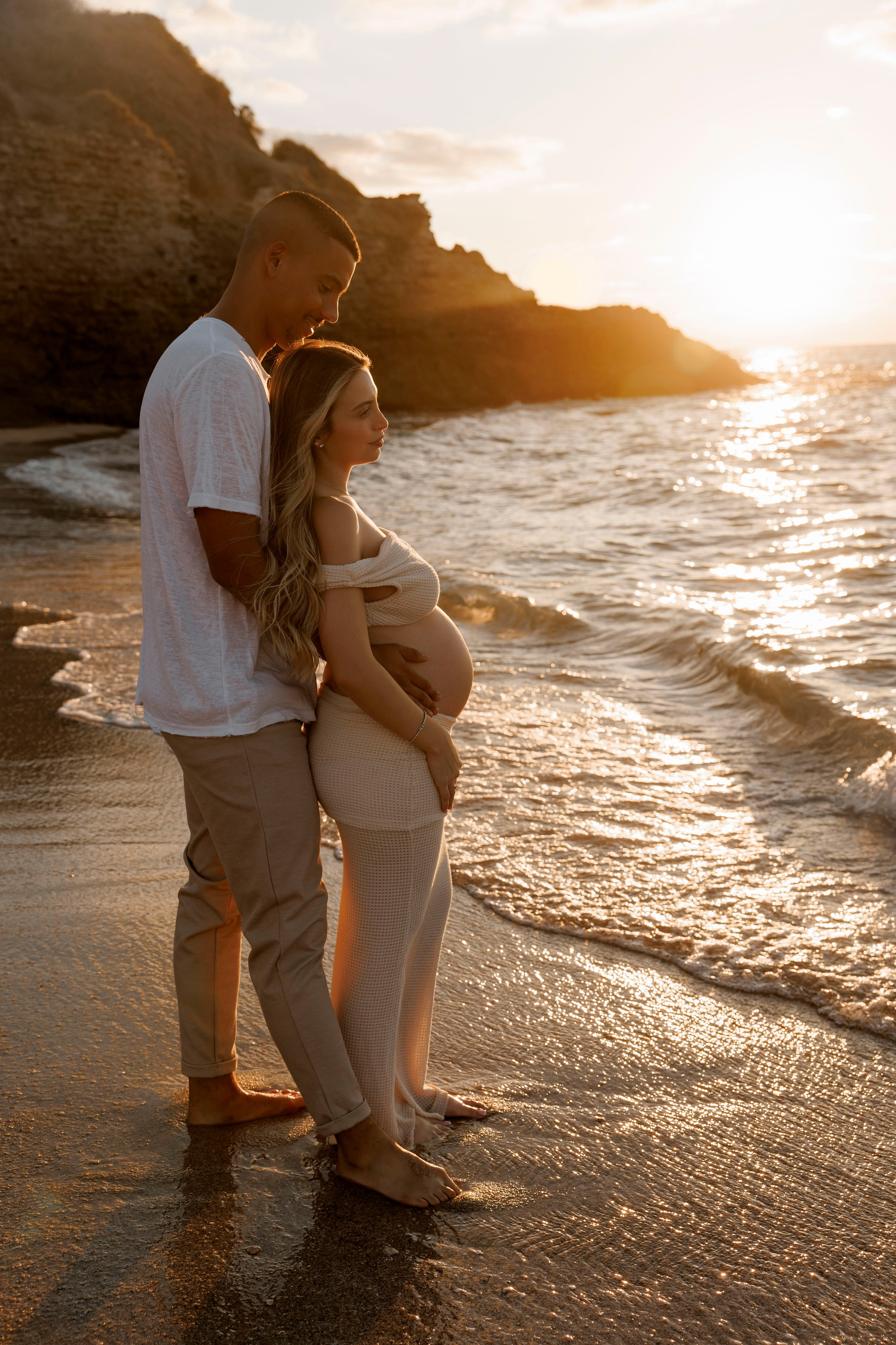 Pregnancy photoshoot near the sea. Wedding and family photographer