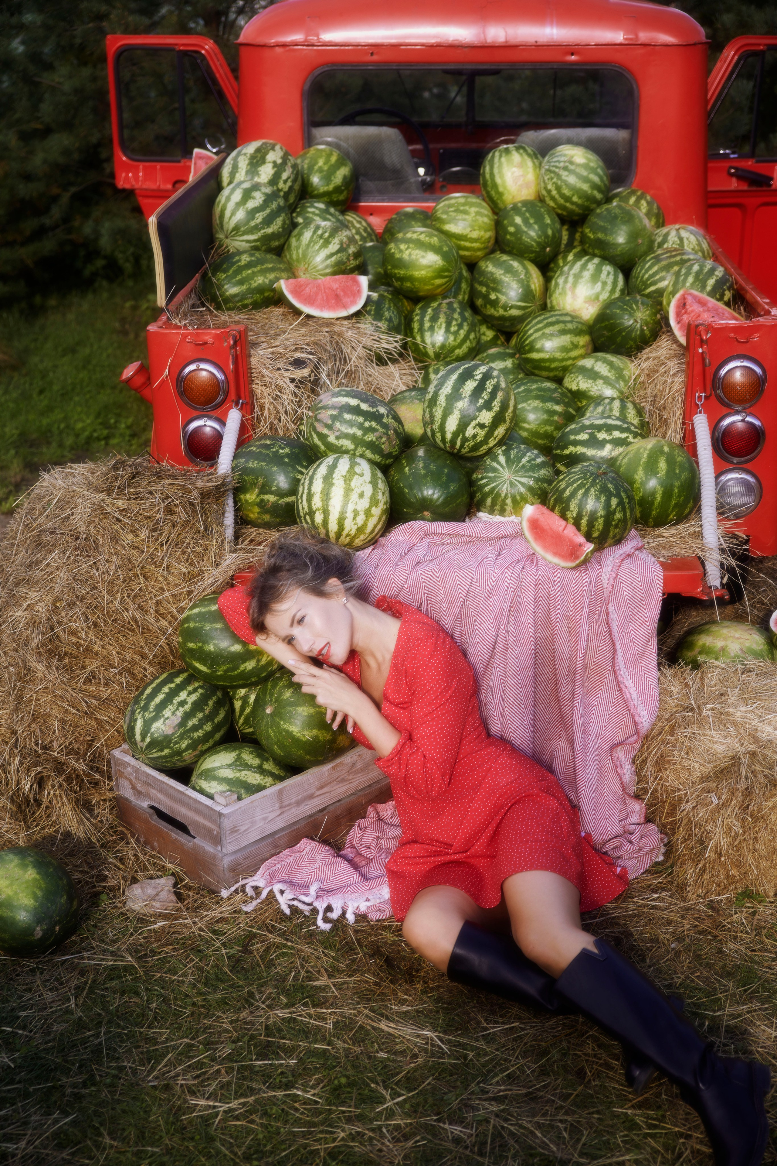 изображение красивой девушки с арбузами, фотосъемка с арбузами в локации Леона Дача, летние фотографии, красивая девушка в красном пикапе, фотосессия в Петербурге, фотограф Петербурга, питерский фотограф 