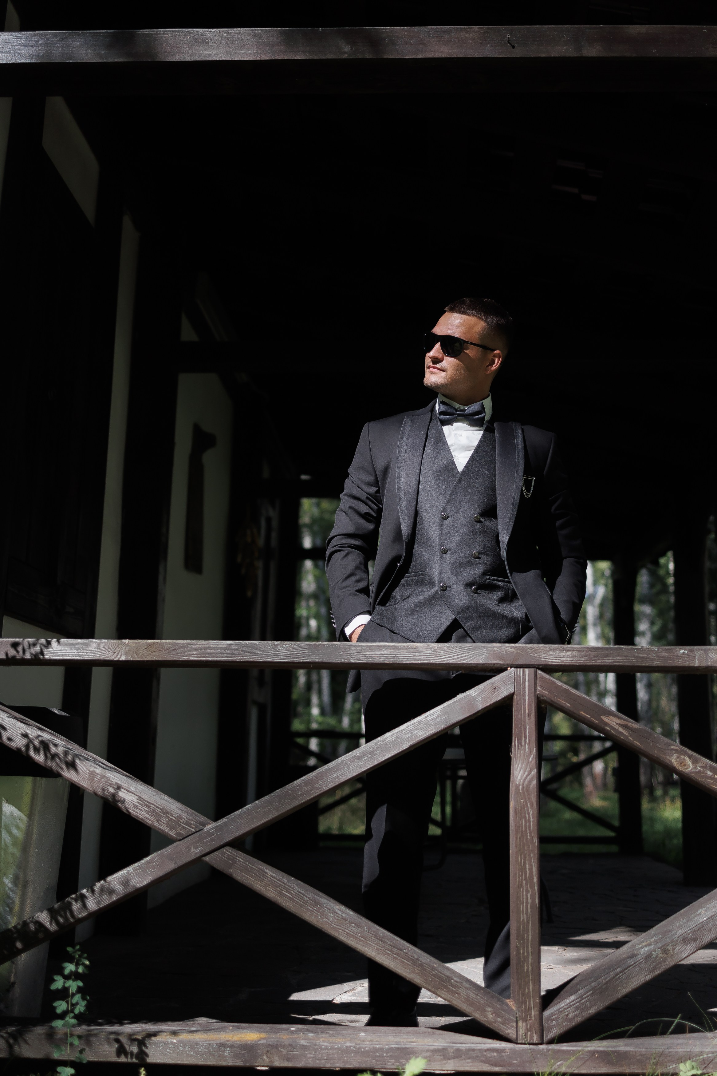 Брутальный и стильный жених в очках, который не умеет фотографироваться