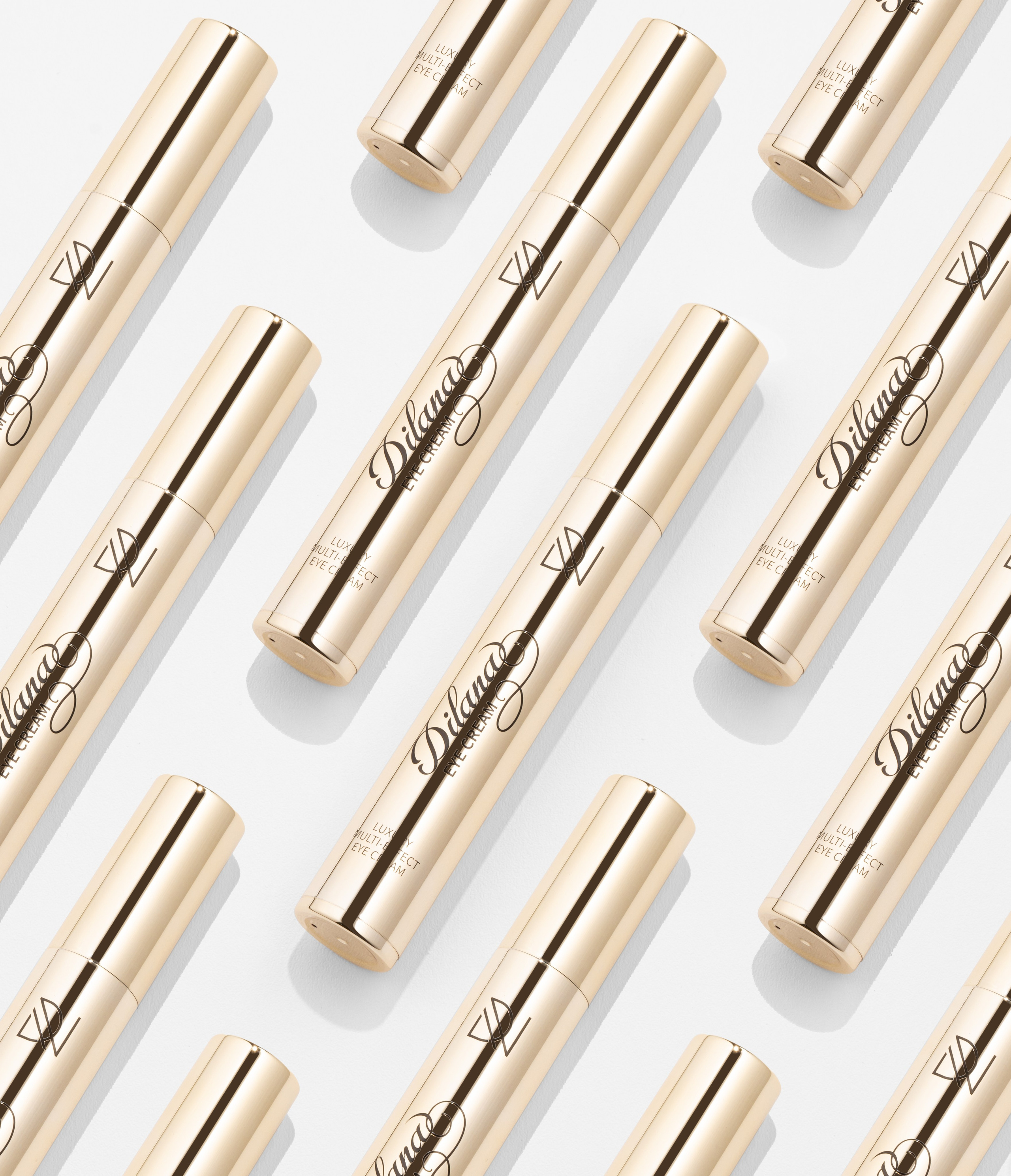 Предметная фотография для маркетплейсов люксового тюбика крема для глаз Dailianna в золотой упаковке, повторяющийся узор на светлом фоне, для рекламных баннеров и карточек товаров.