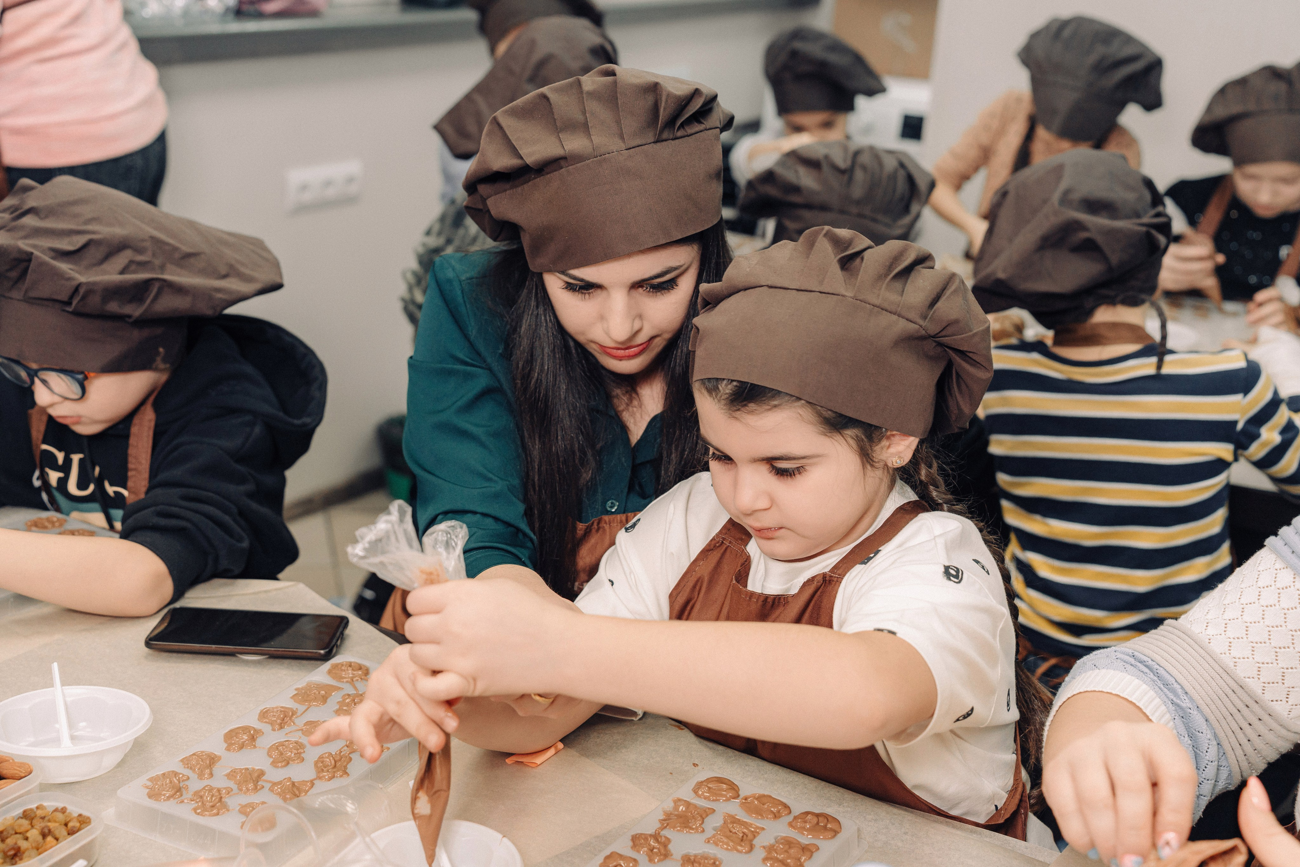 Мама и дочка увлечены процессом по готовке.