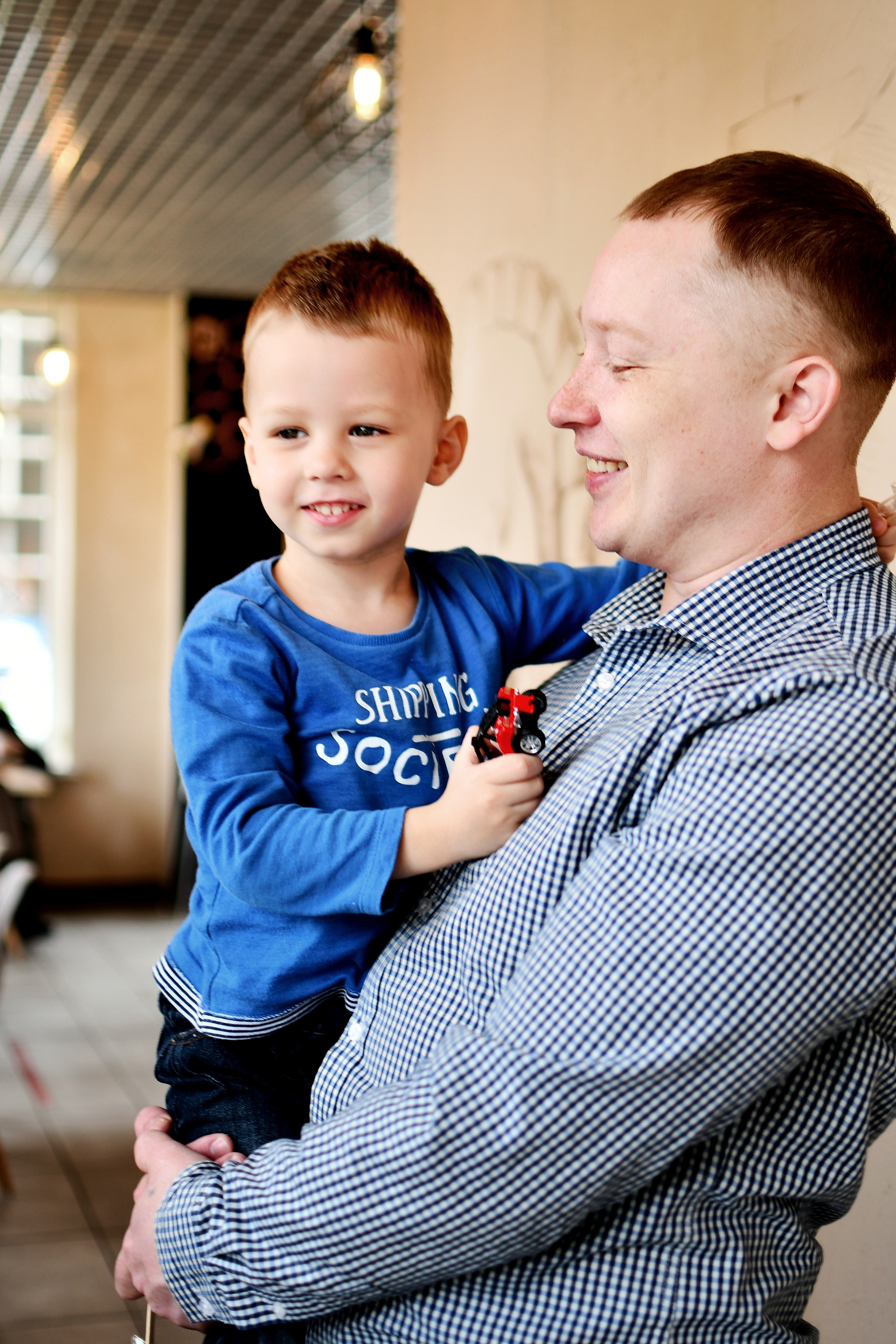 Папа держит на руках сына и любуется им