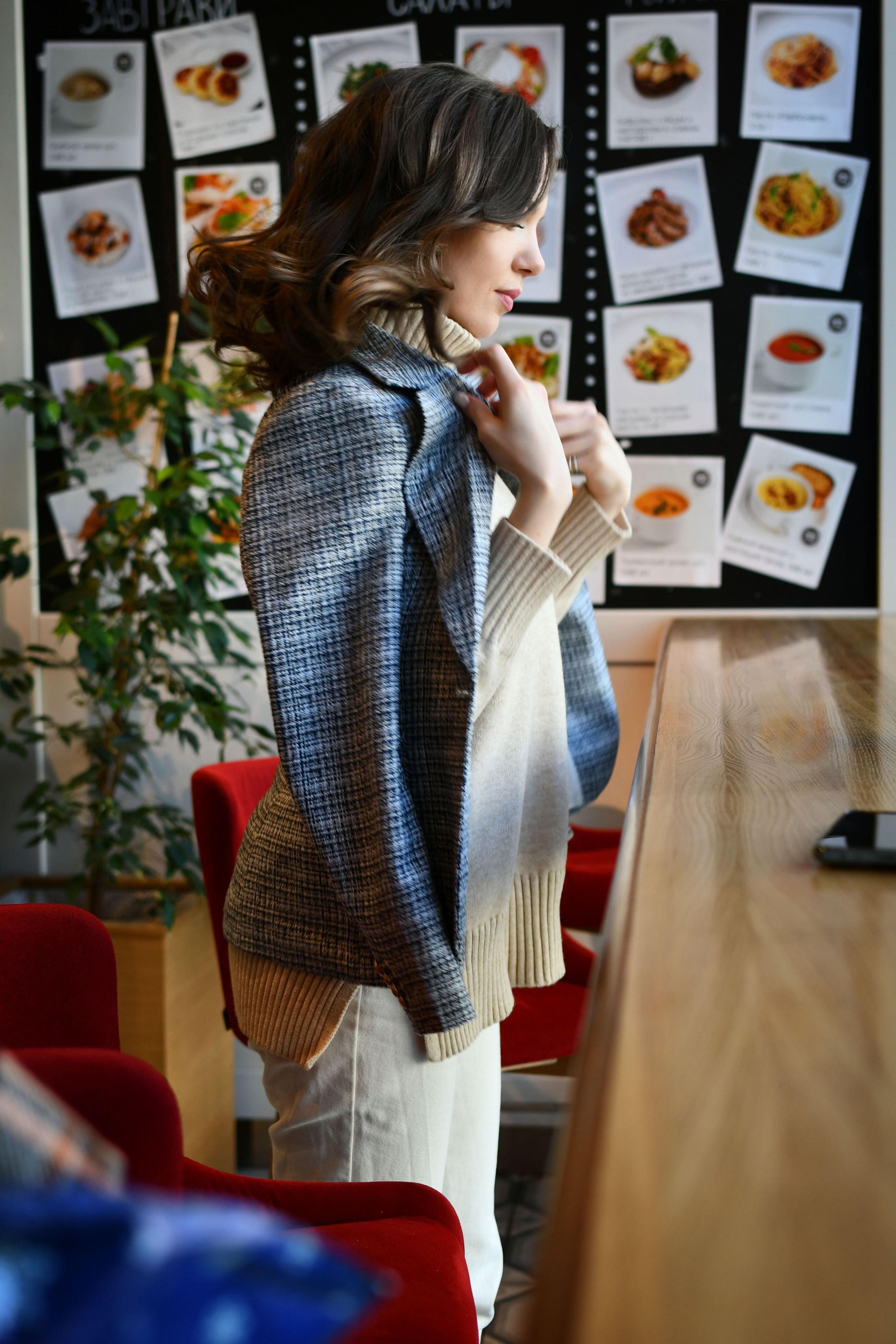 Девушка накидывает пиджак на плечи