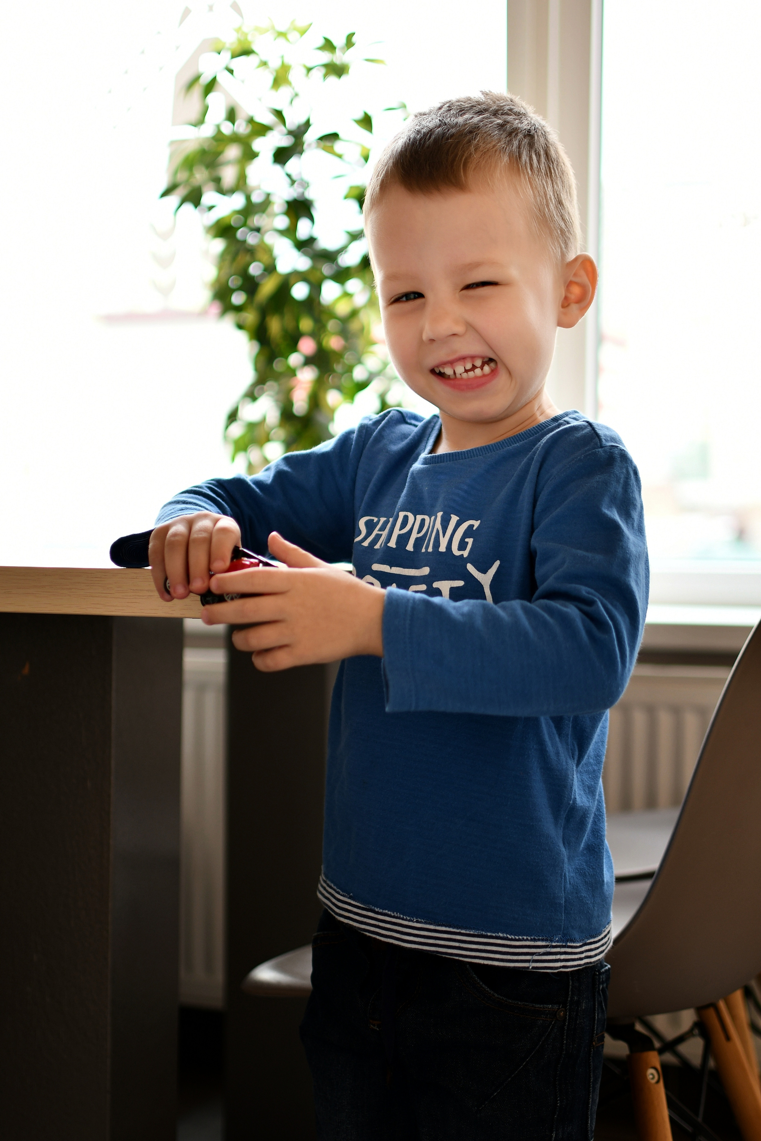 Мальчик подмигивает фотографу