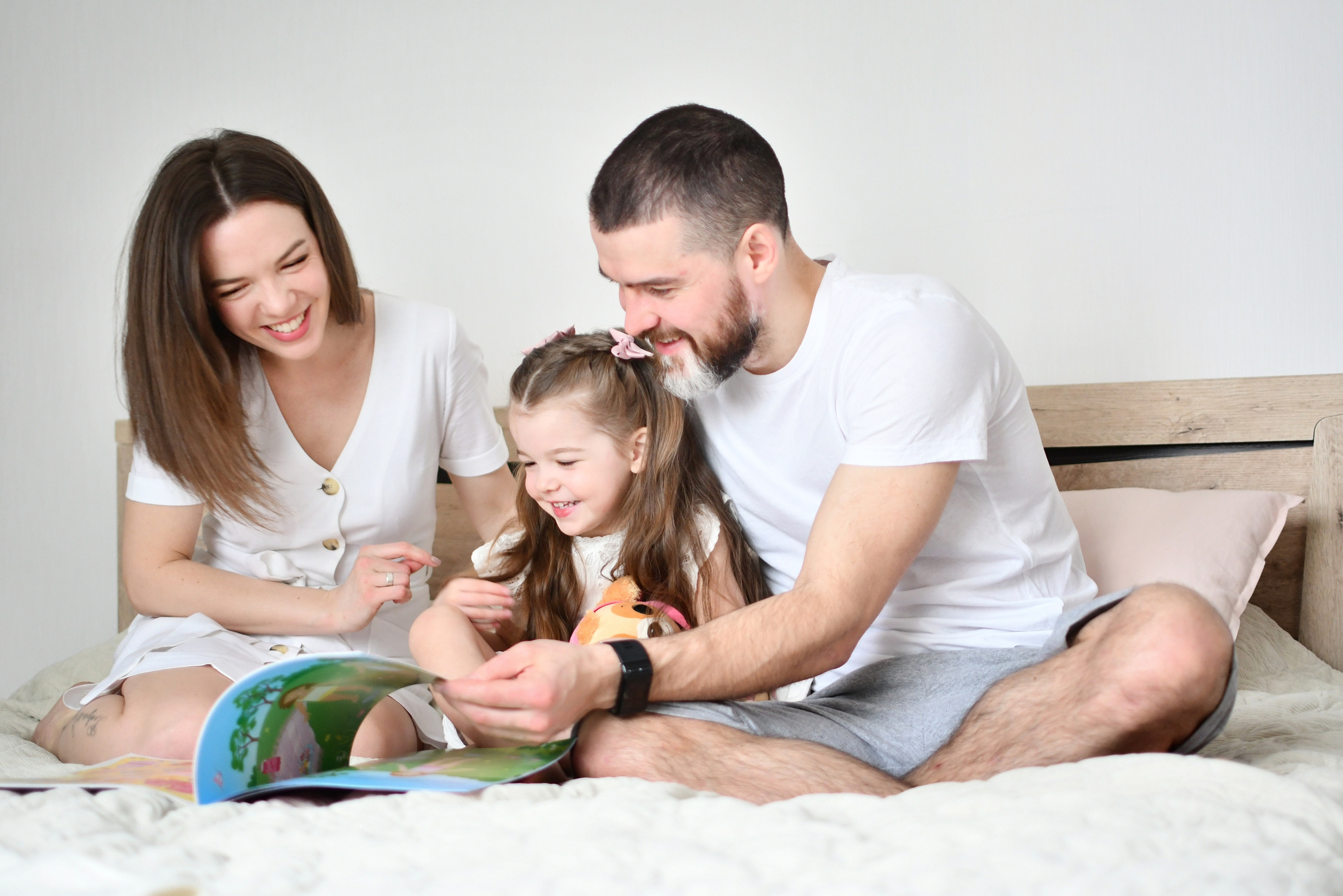 Семья читает книгу