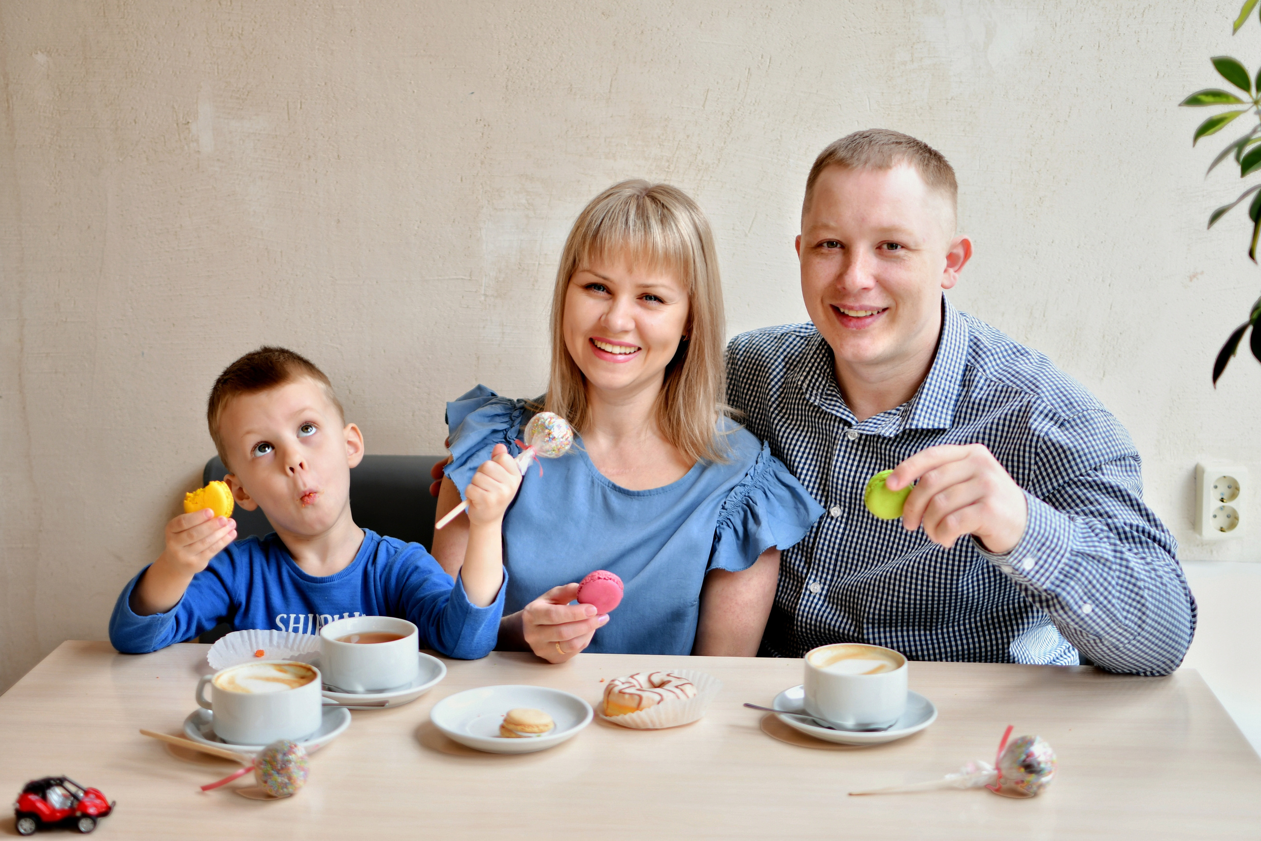 Веселая семья в кафе