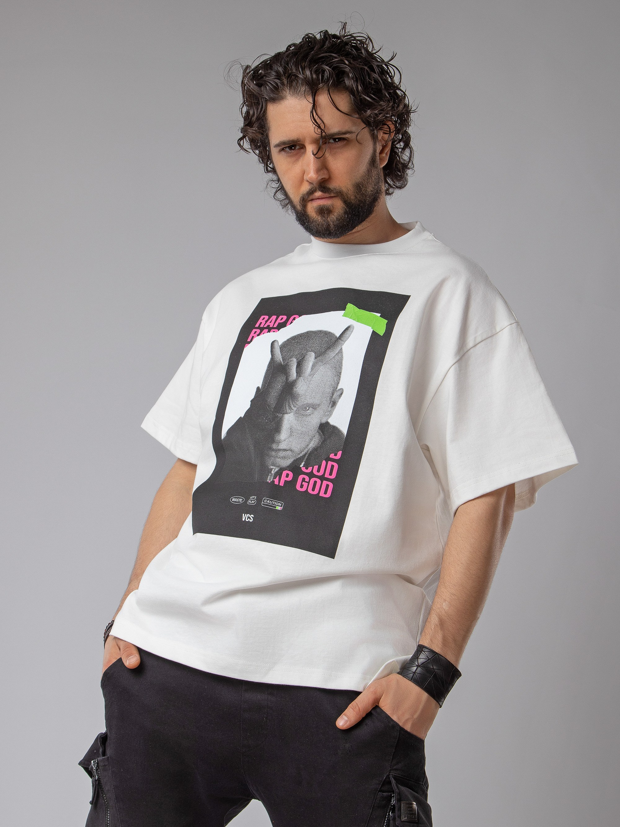 Съемка мужской футболки на модели