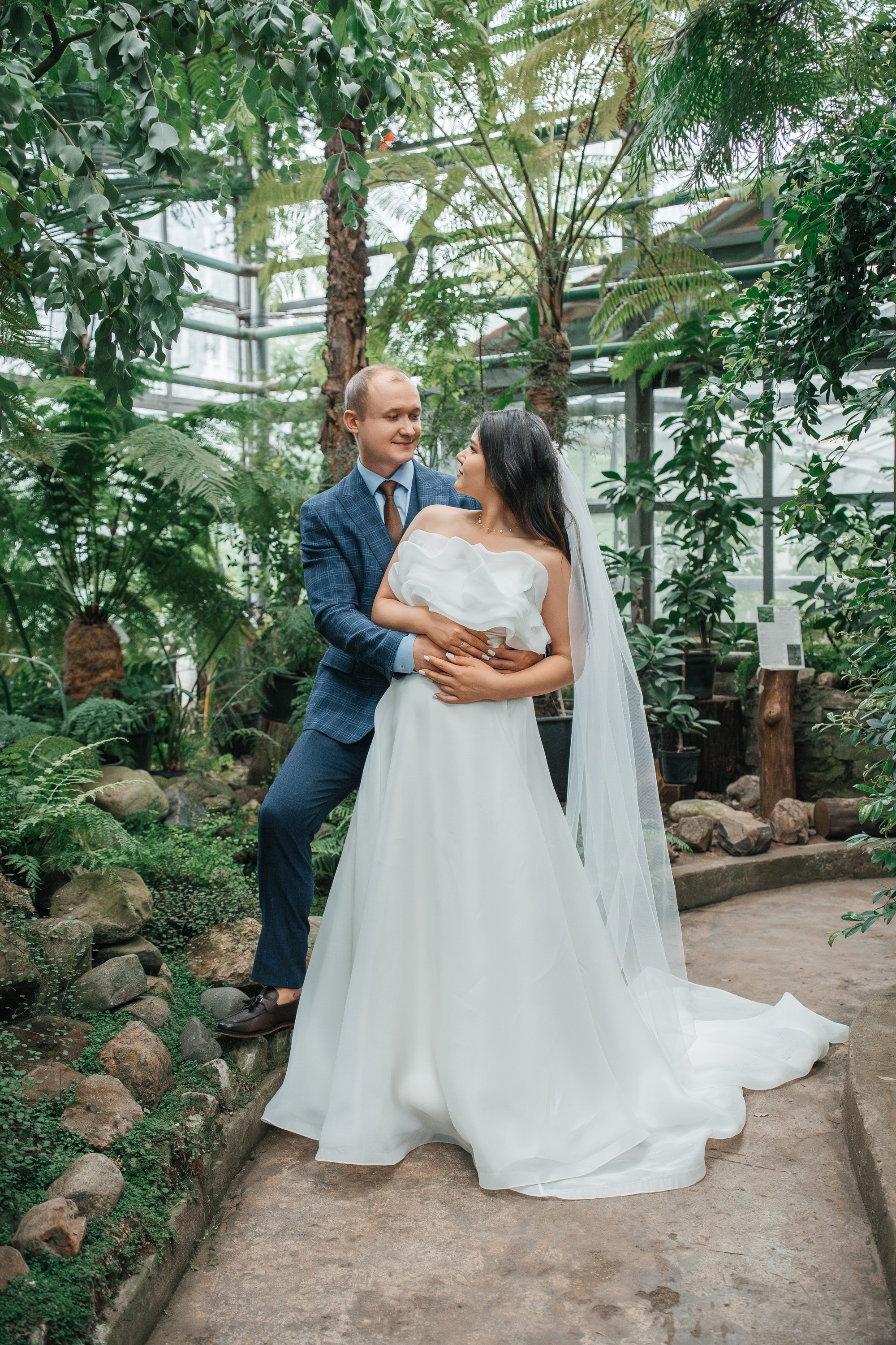 Свадебная фотосессия в оранжерее Ботанического сада им. Цицина. Свадебный и репортажный фотограф-видеограф Москва и Московская область