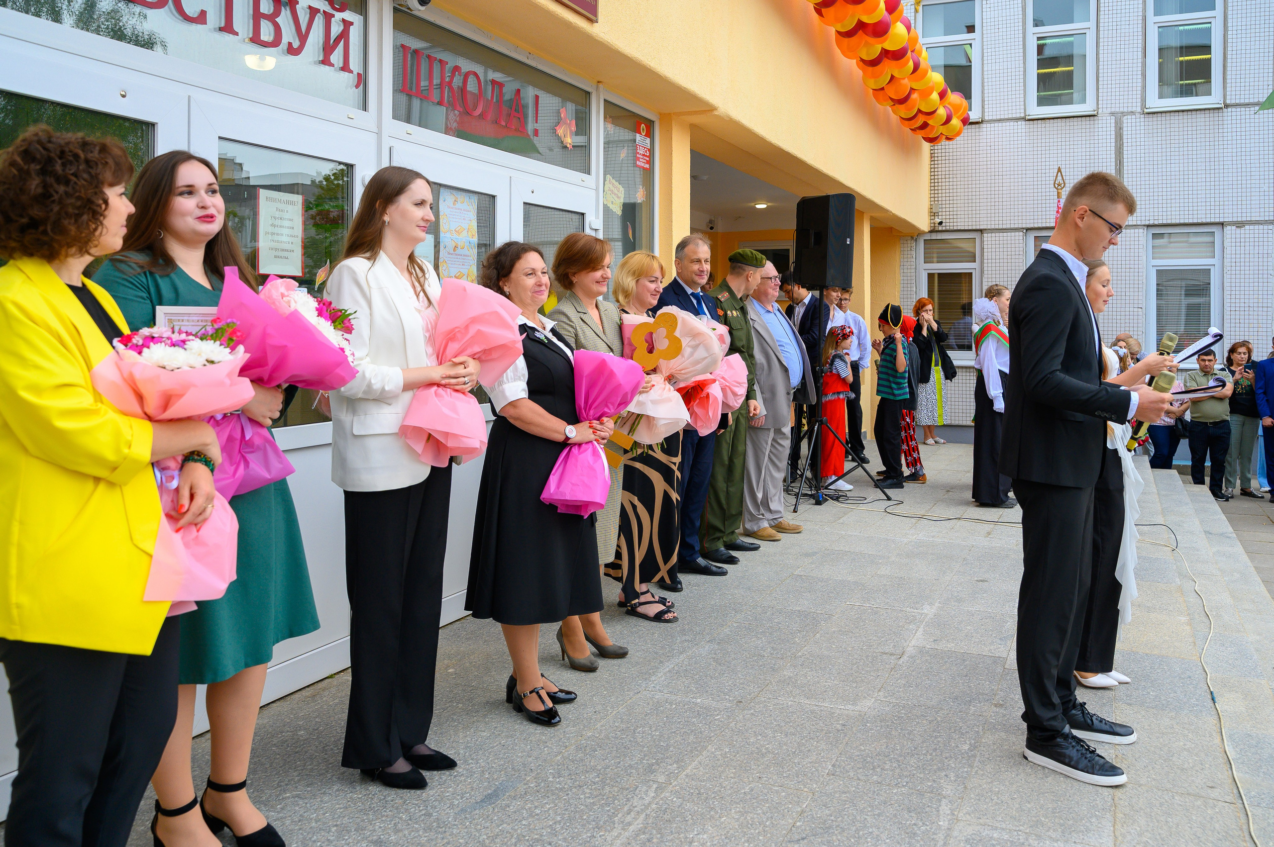 Вот звучит первый звонок, перед этим долгое приготовление к новому этапу в жизни, Яромир идет в школу. Фотоуслуги, услуги фотографа, фотографирование важных событий
