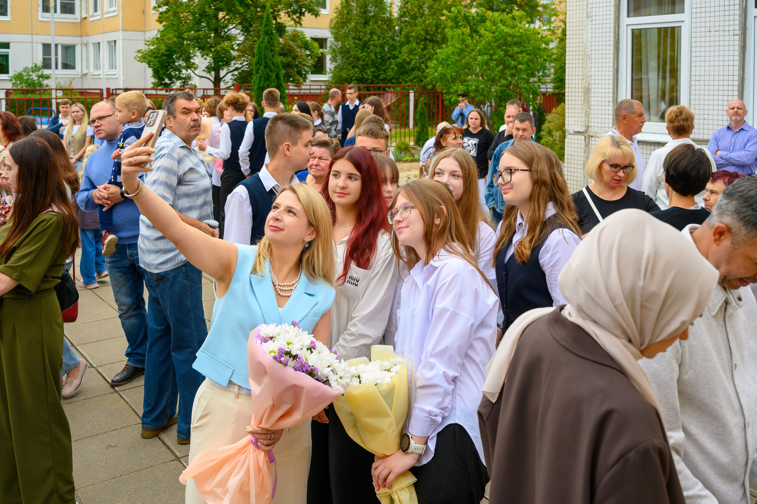 Вот звучит первый звонок, перед этим долгое приготовление к новому этапу в жизни, Яромир идет в школу. Фотоуслуги, услуги фотографа, фотографирование важных событий