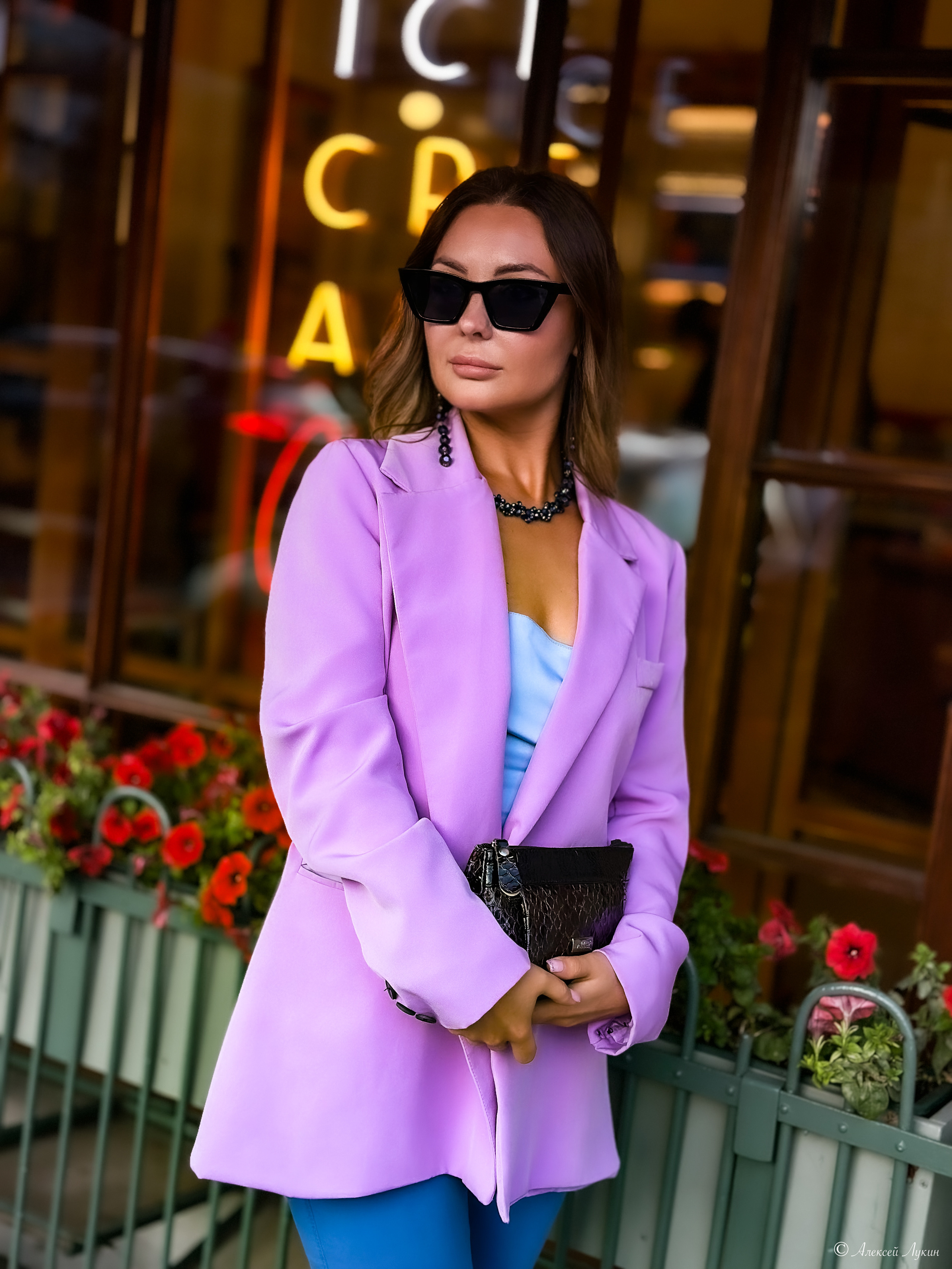 Профессиональная фотосъёмка делового женского портрета на прогулке  в Санкт-Петербурге.