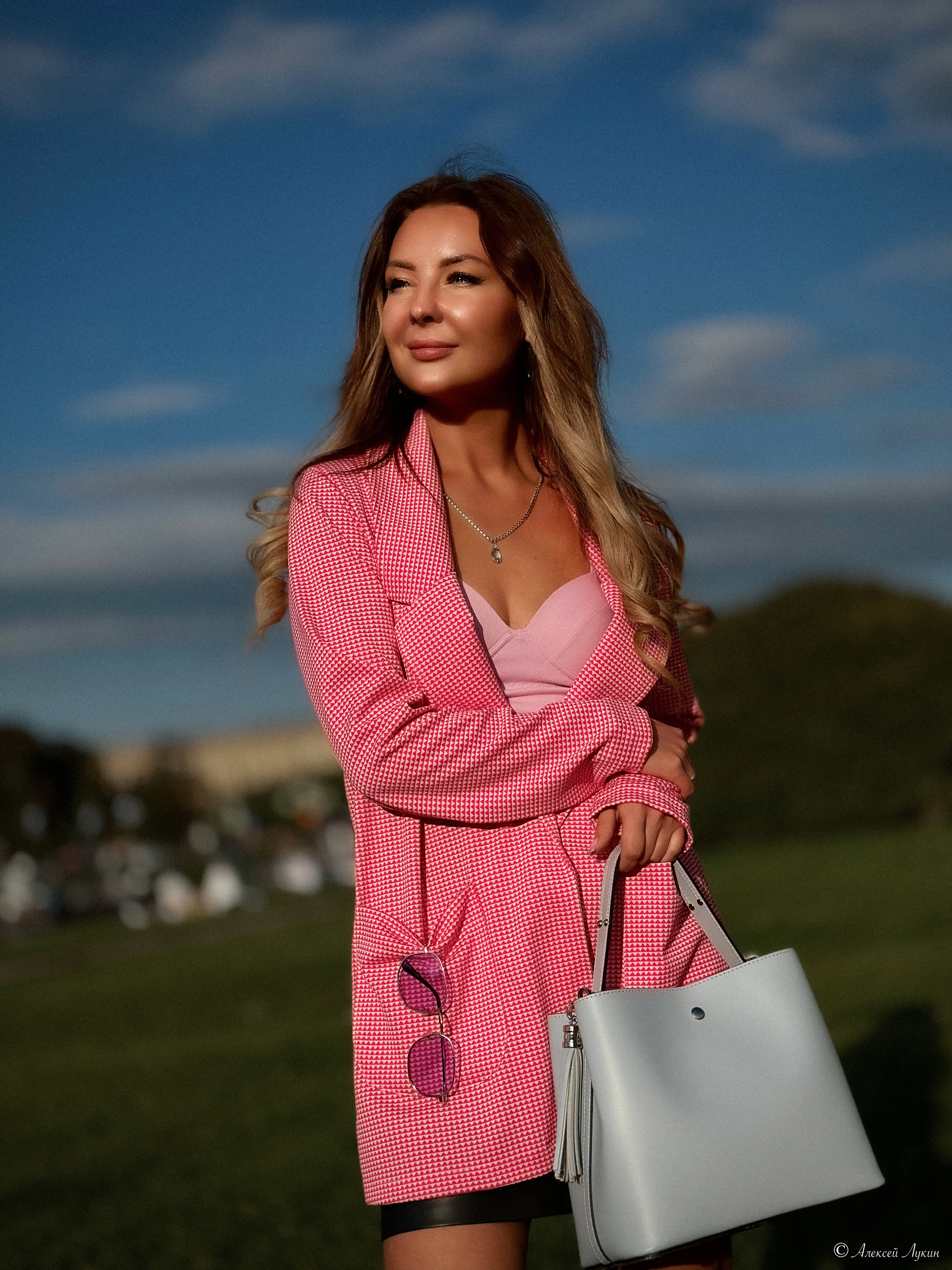 Фотосессия на закате для девушки в центре Санкт-Петербурга