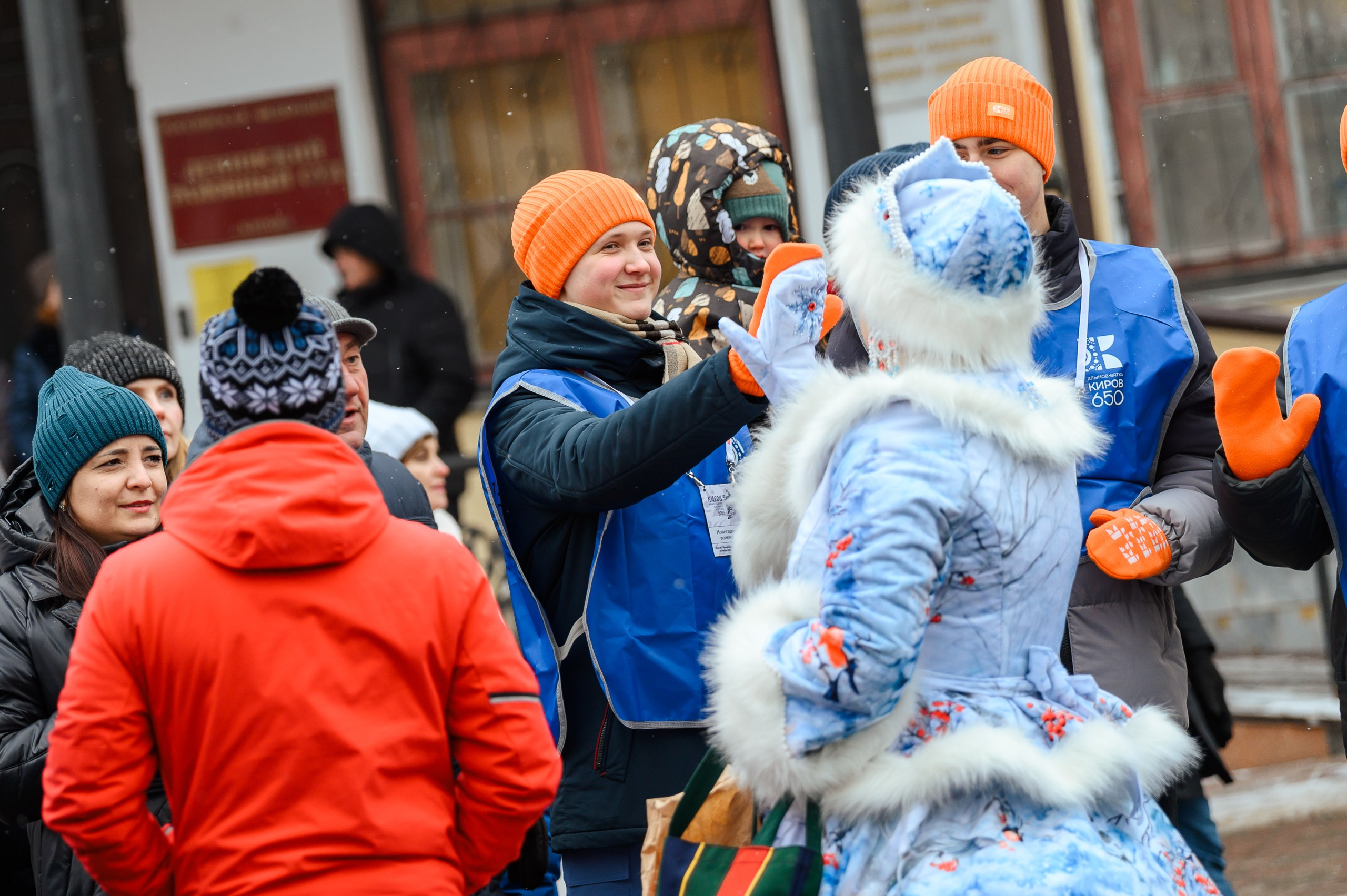 Новогодние волонтеры | Открытие Новогодней столицы Кирова 2025. Репортажный фотограф в Кирове Александр Лутошкин