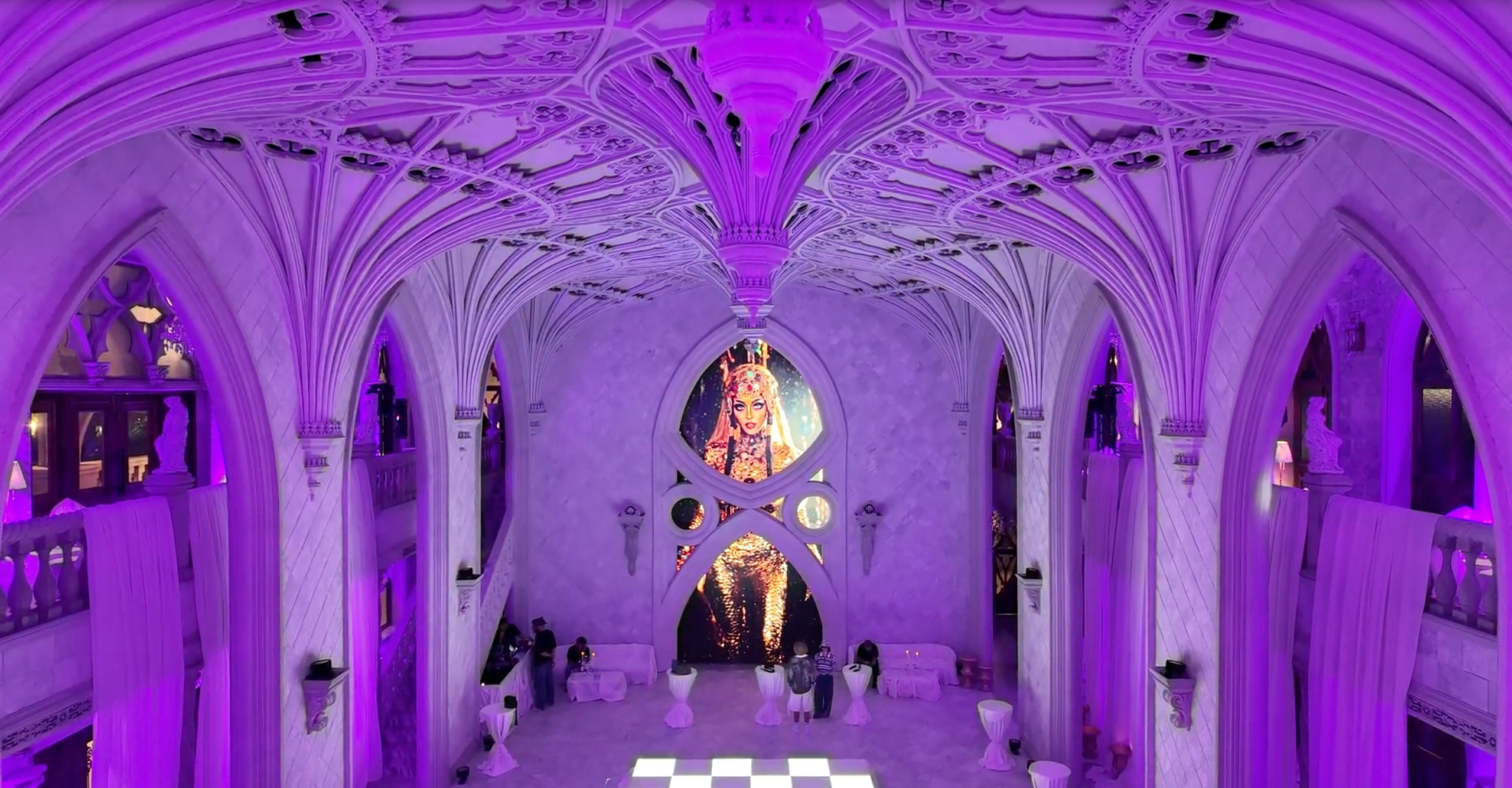 Организация мероприятий в Азии: концерты, вечеринки, бизнес-ужины, конференции. Аренда сценического оборудования, светодиодных экранов. CREATIVE SHELL АЗИЯ