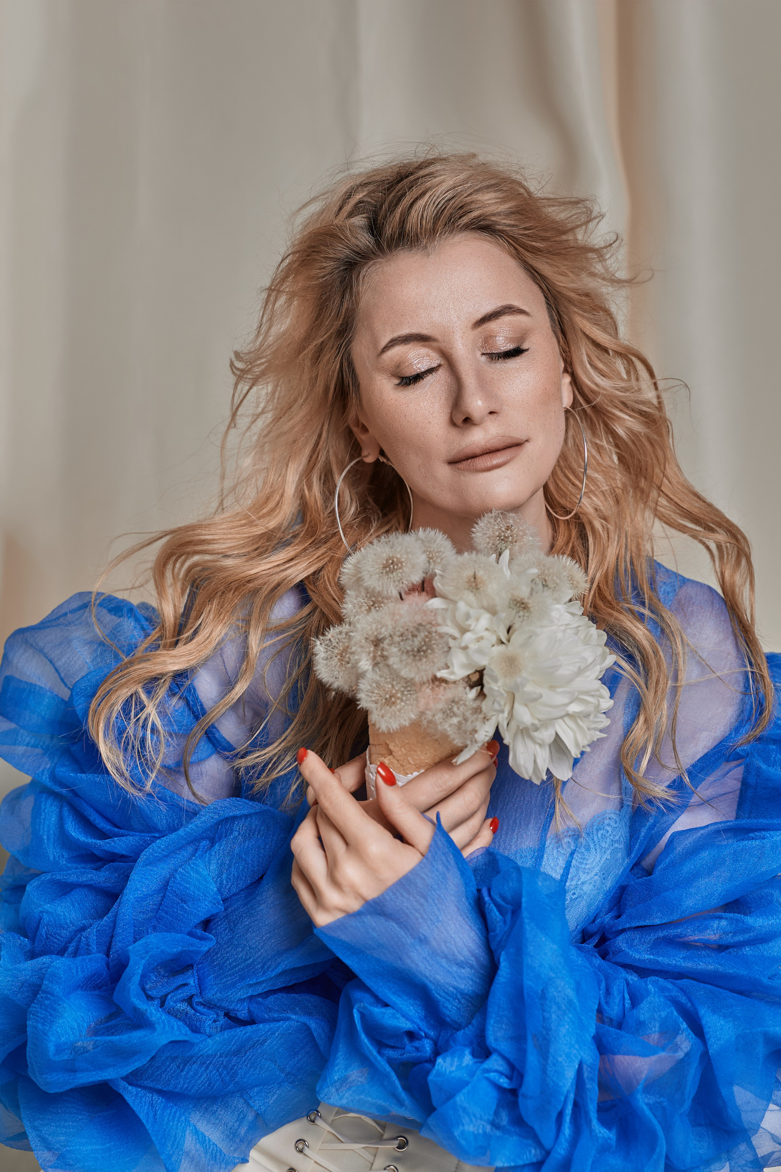 Марина с цветами. Фотограф женского портрета, беременности и материнства Харькова Елена