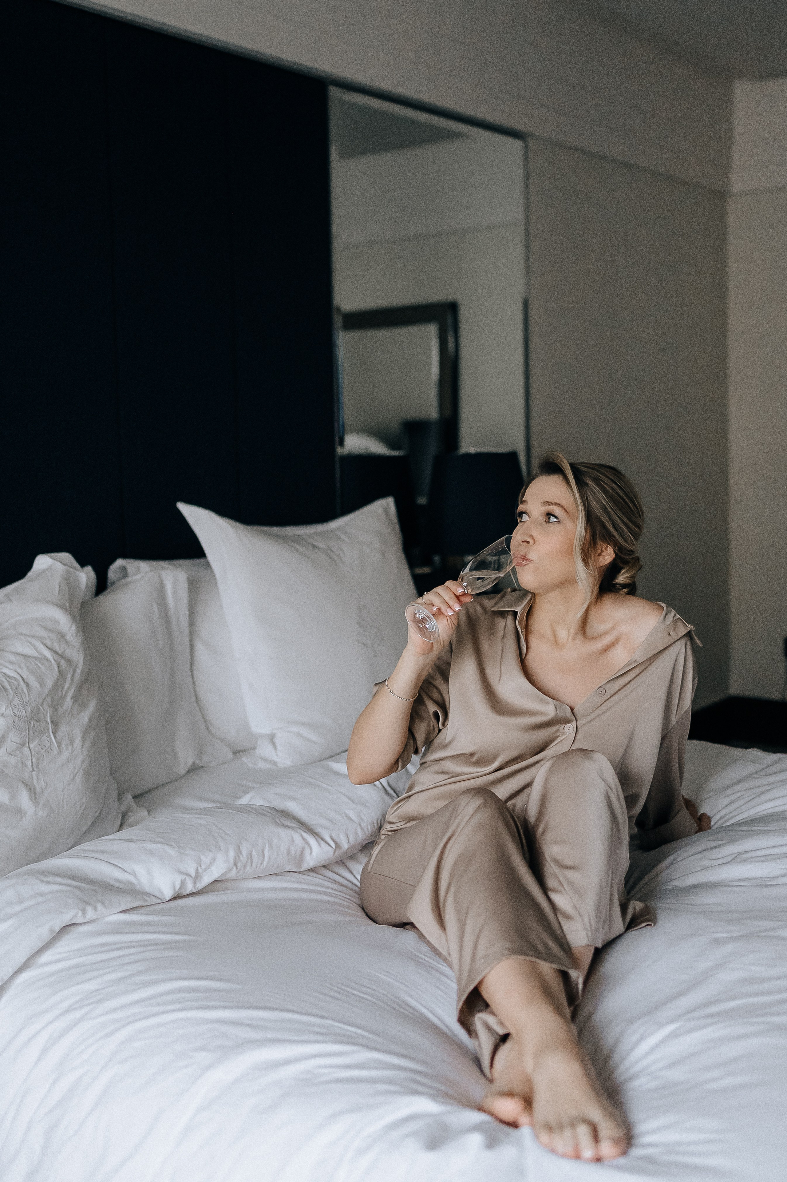 Невеста в номере отеля