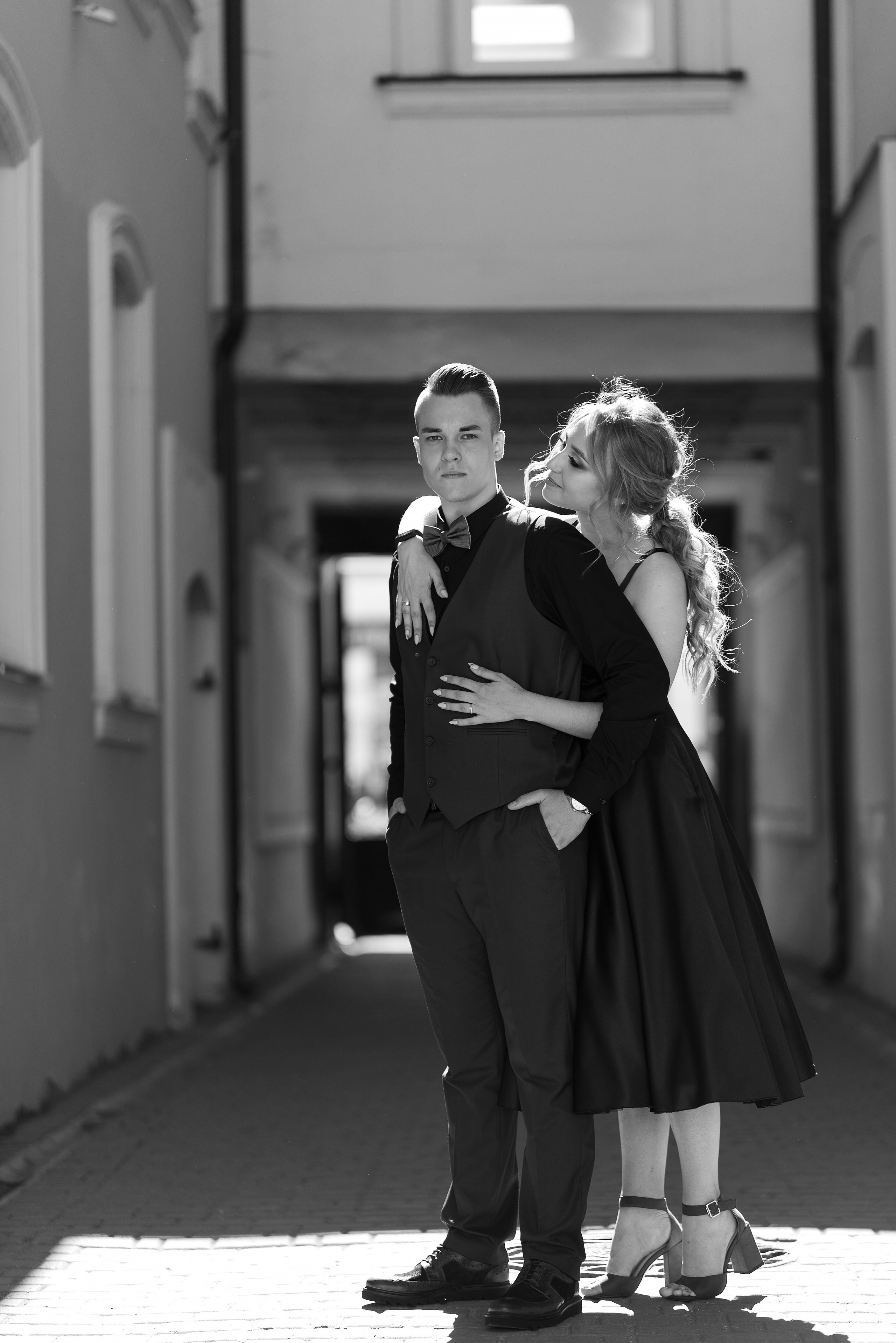 Черно-белый снимок красивой пары.