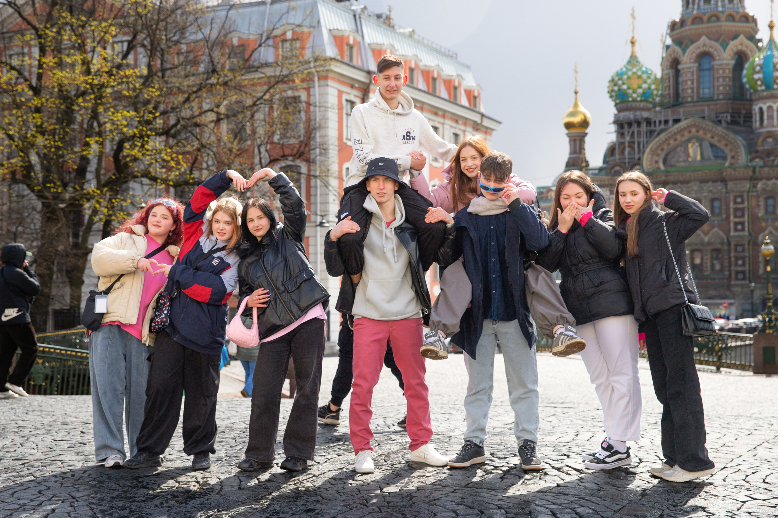 фотосессия школьников  в центре города весной 