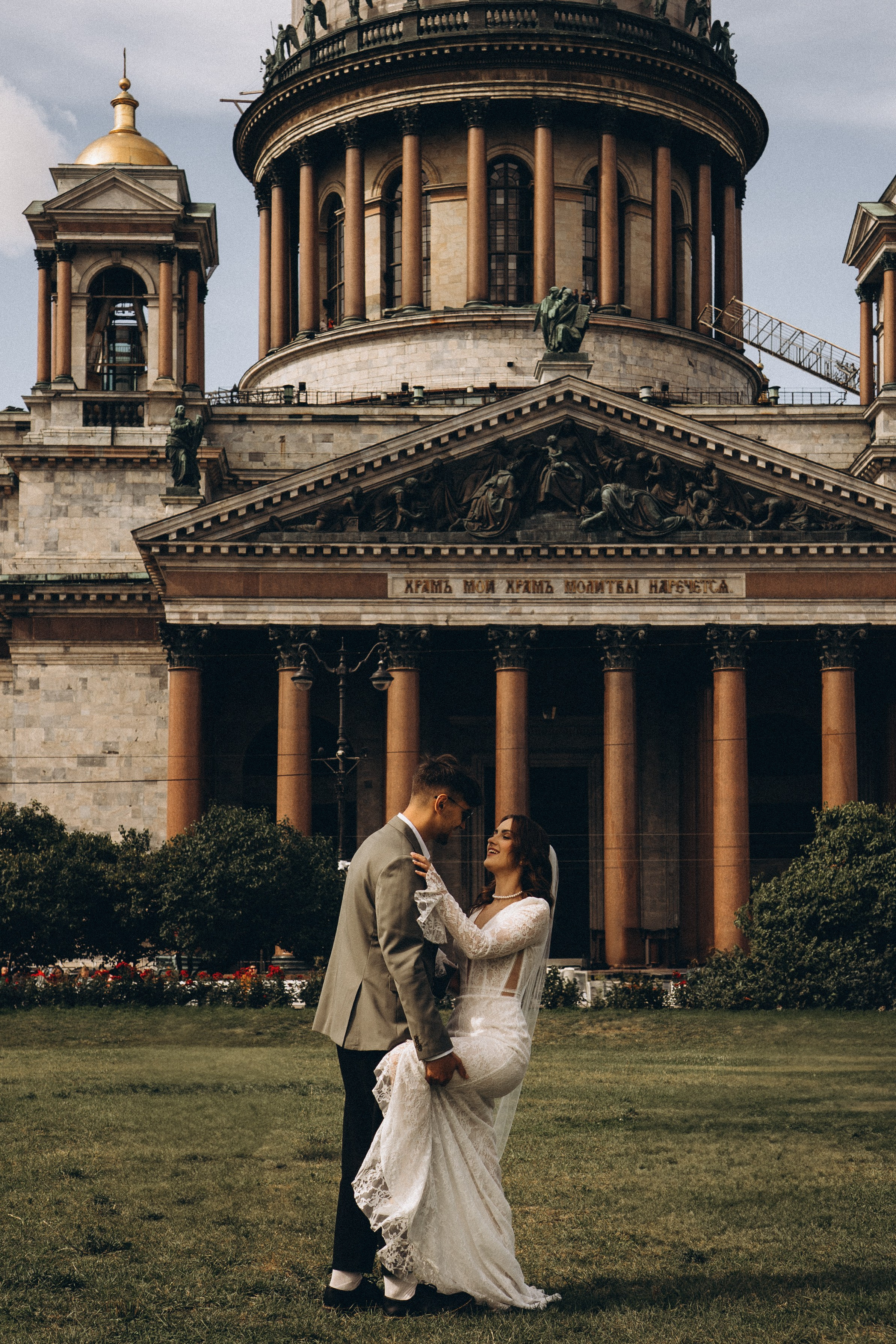 СВАДЕБНАЯ ПРОГУЛКА ВОЗЕ ИСАИКЕВСКОГО СОБОРА АСТОРИИ И ЗАКОНОДАЛЕТНОГО СОБРАНИЯ. Профессиональный фотограф, Санкт-Петербург — Виктория Богомолова