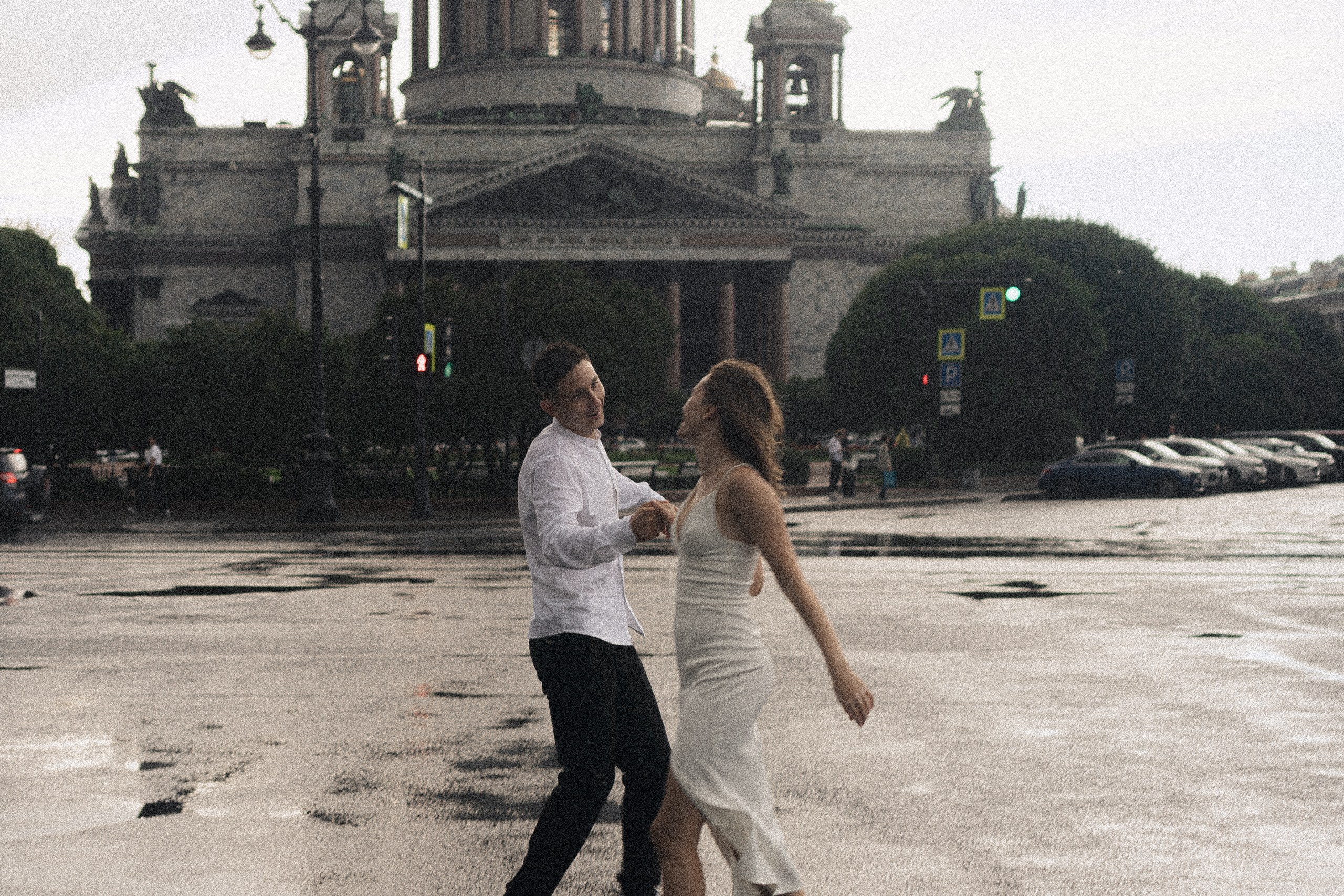 СВАДЕБНАЯ ФОТОСЕСИСИЯ В МЕТРО И ВОЗЛЕ ИСАКИЕВСКОГО СОБОРА В ДОЖДЬ. Профессиональный фотограф, Санкт-Петербург — Виктория Богомолова