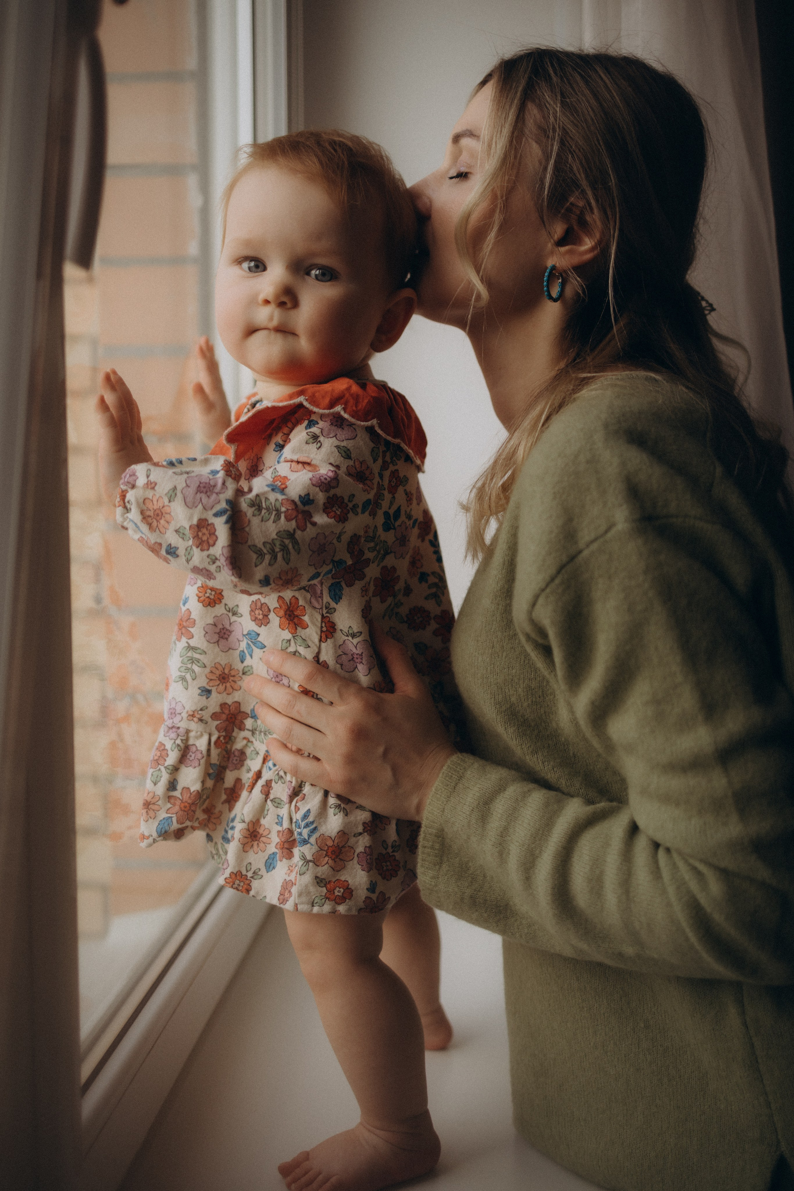 Домашняя фотосессия мамы и маленькой дочки Мирославы. Семейный фотограф в Москве и Люберцах Юлия Гуськова