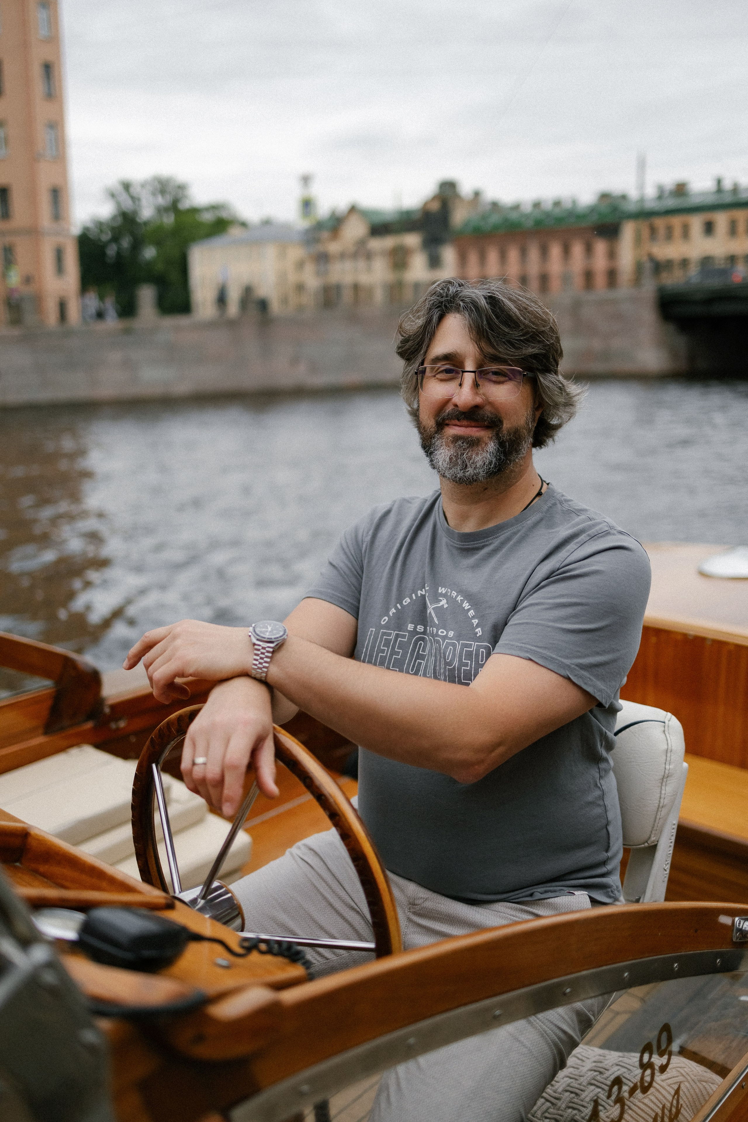 Прогулка на венецианском катере. Свадебный фотограф в Санкт-Петербурге Ксения Кобышева