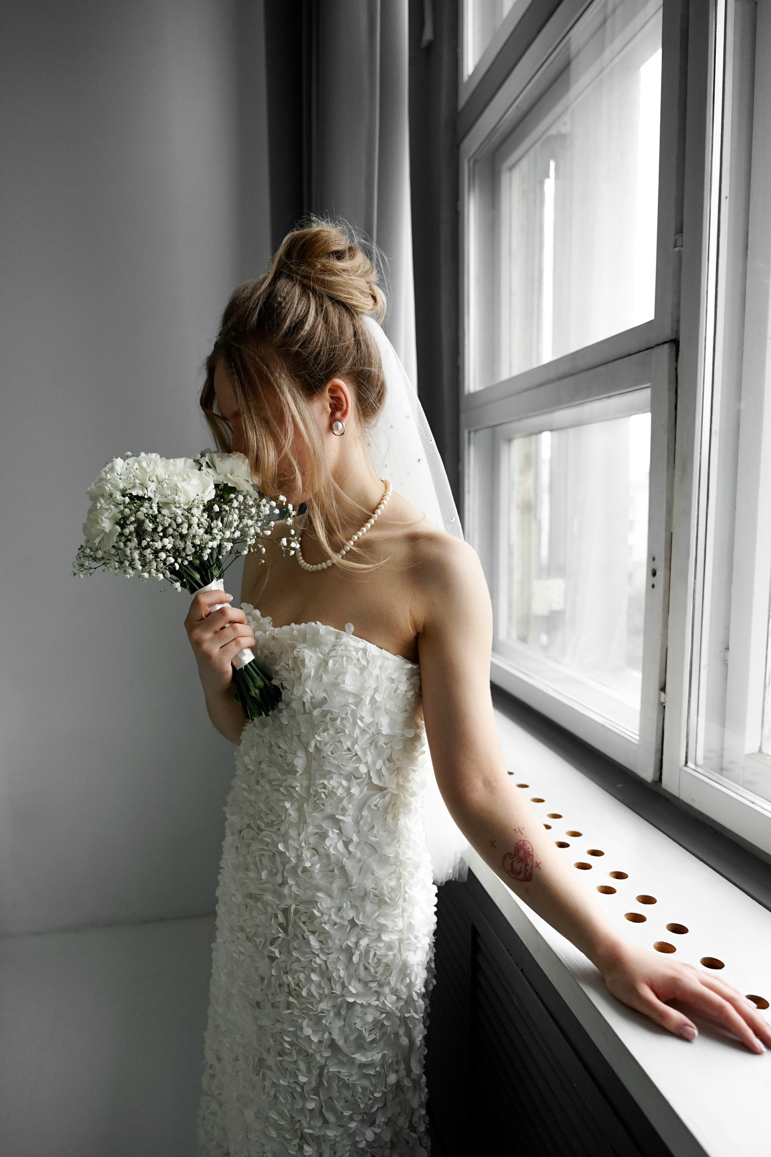 Фотосессия в необычном образе для жениха и невесты