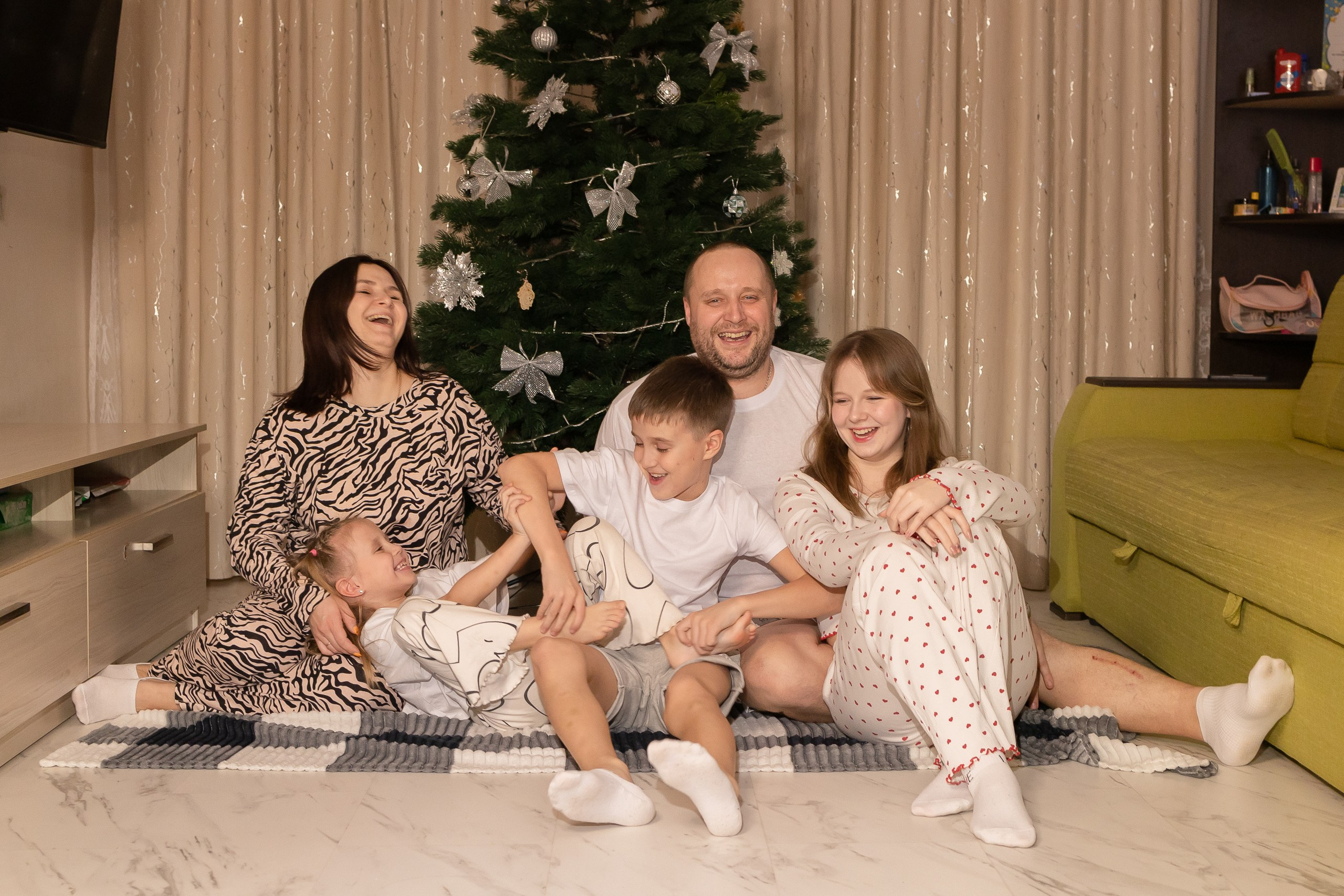 Семейная новогодняя фотосессия дома