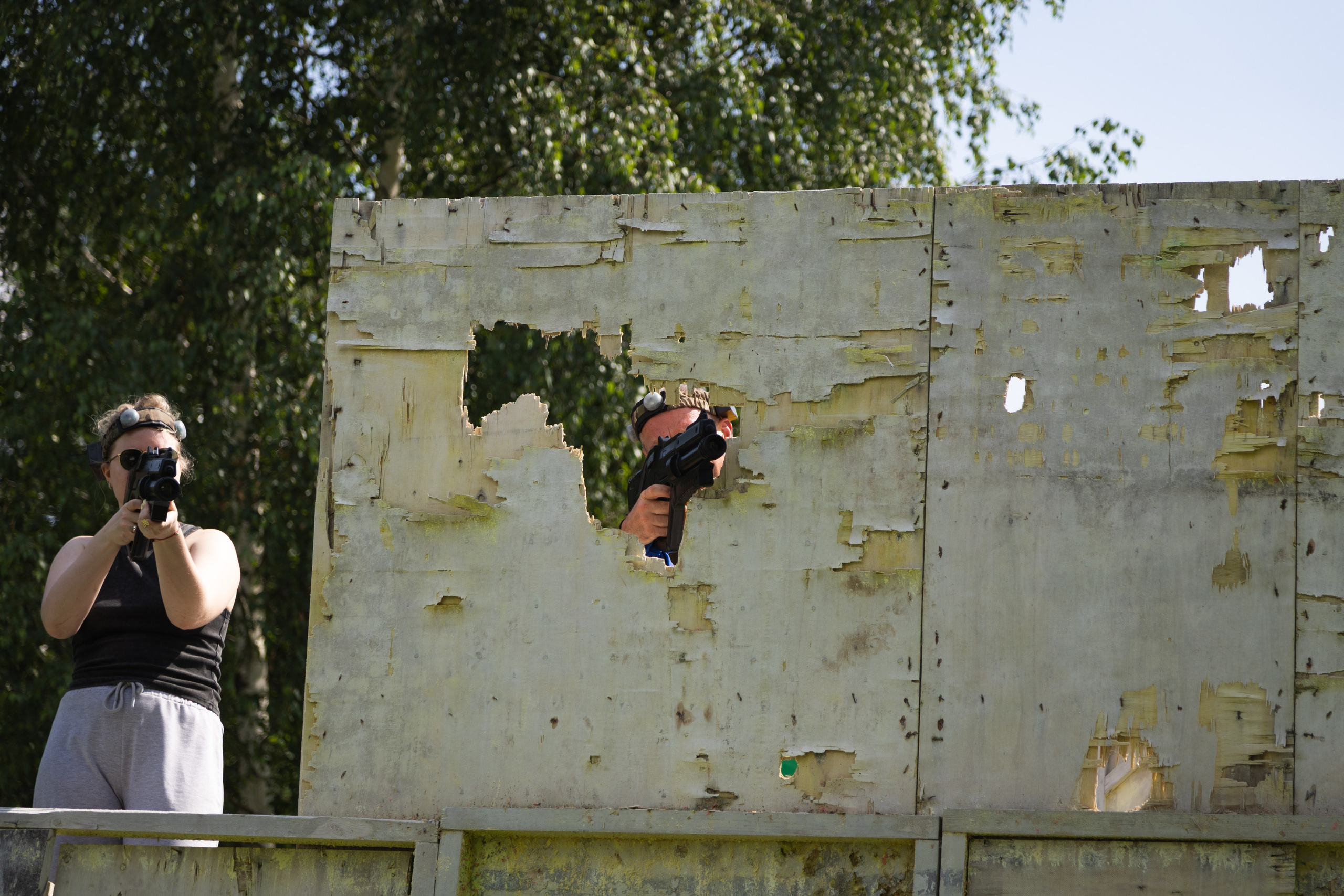Лазертаг на природе с семьей. Документальный фотограф