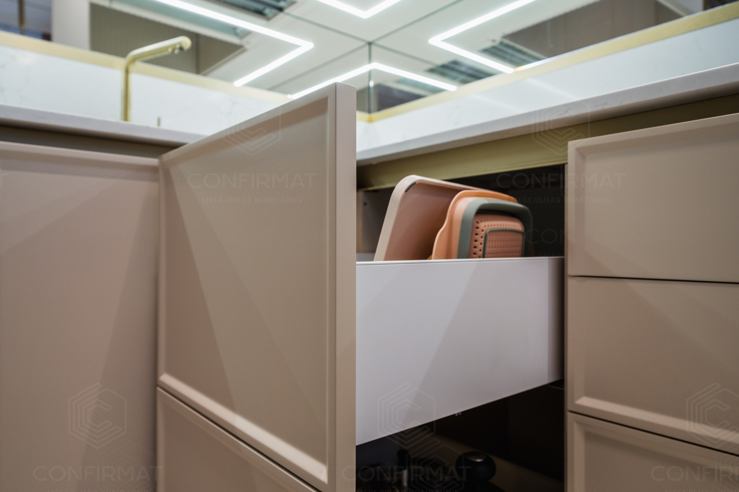 Кухне в цвете «крем Сабайон». Мебель на заказ