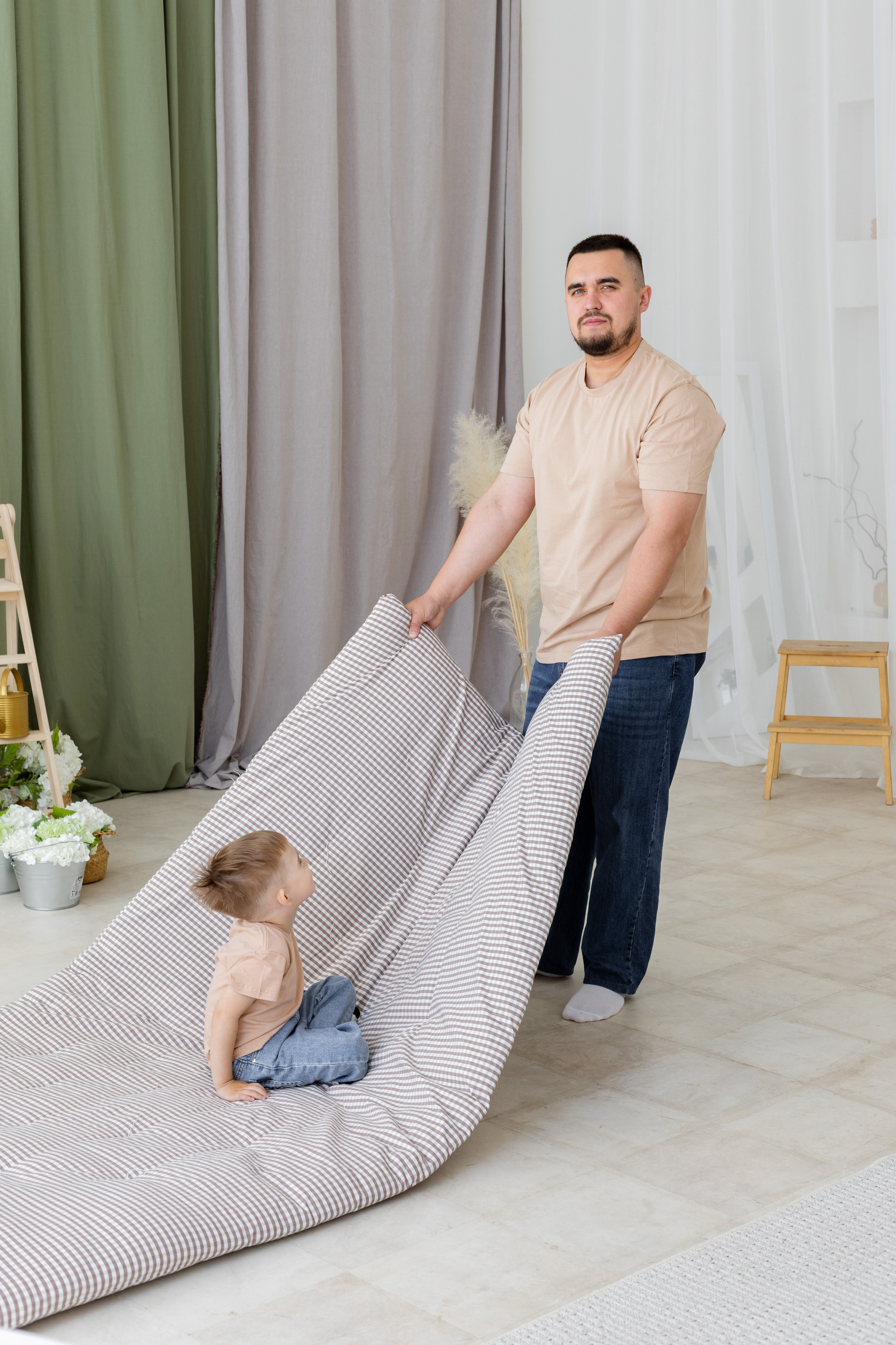 Семейная фотосессия в студии (Михаил, Крестина и Макар). Женский фотограф в Орске Новотроицке Динара Долганова