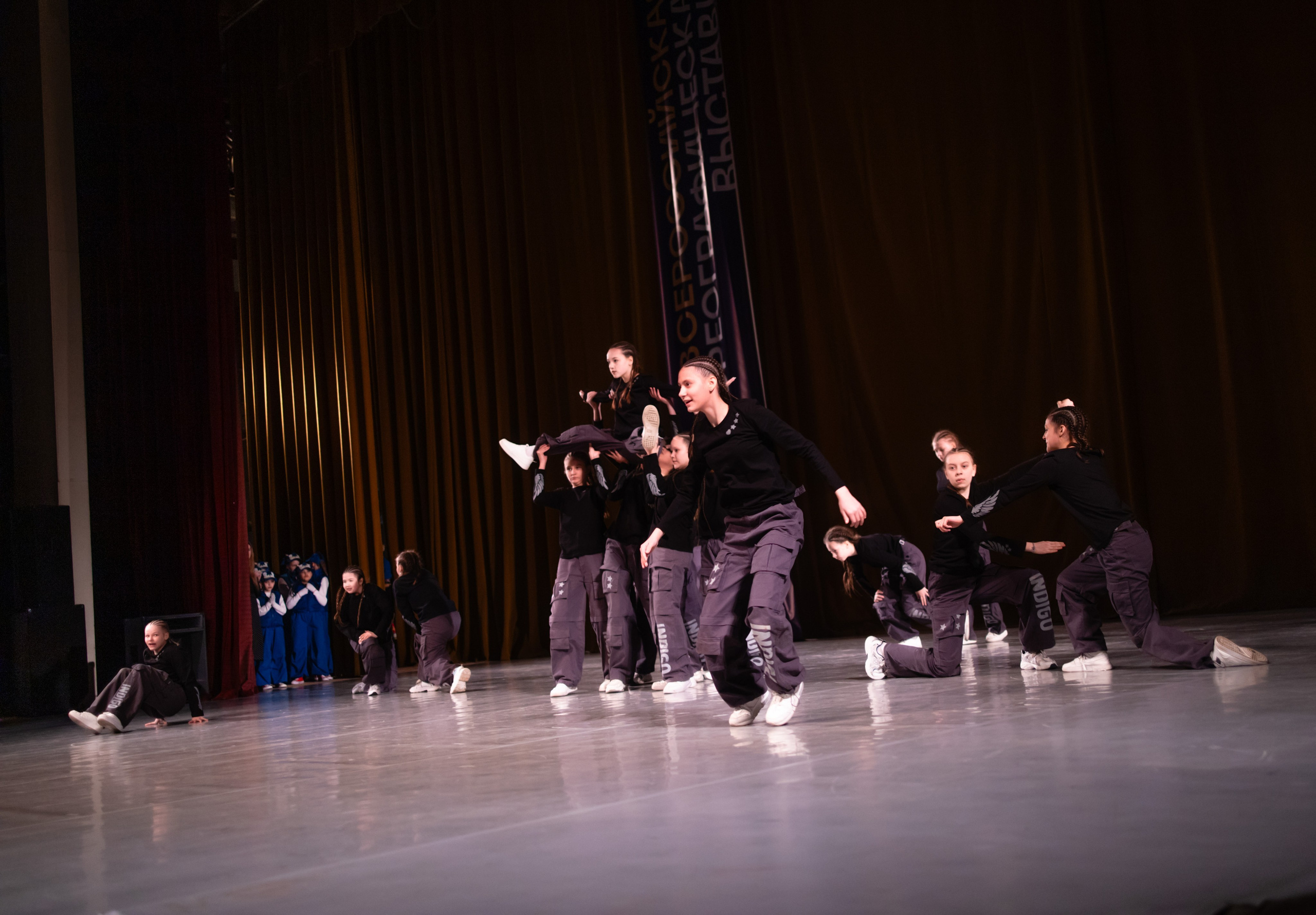 Общий план начала номера: замирание коллектива на сцене перед первым движением.