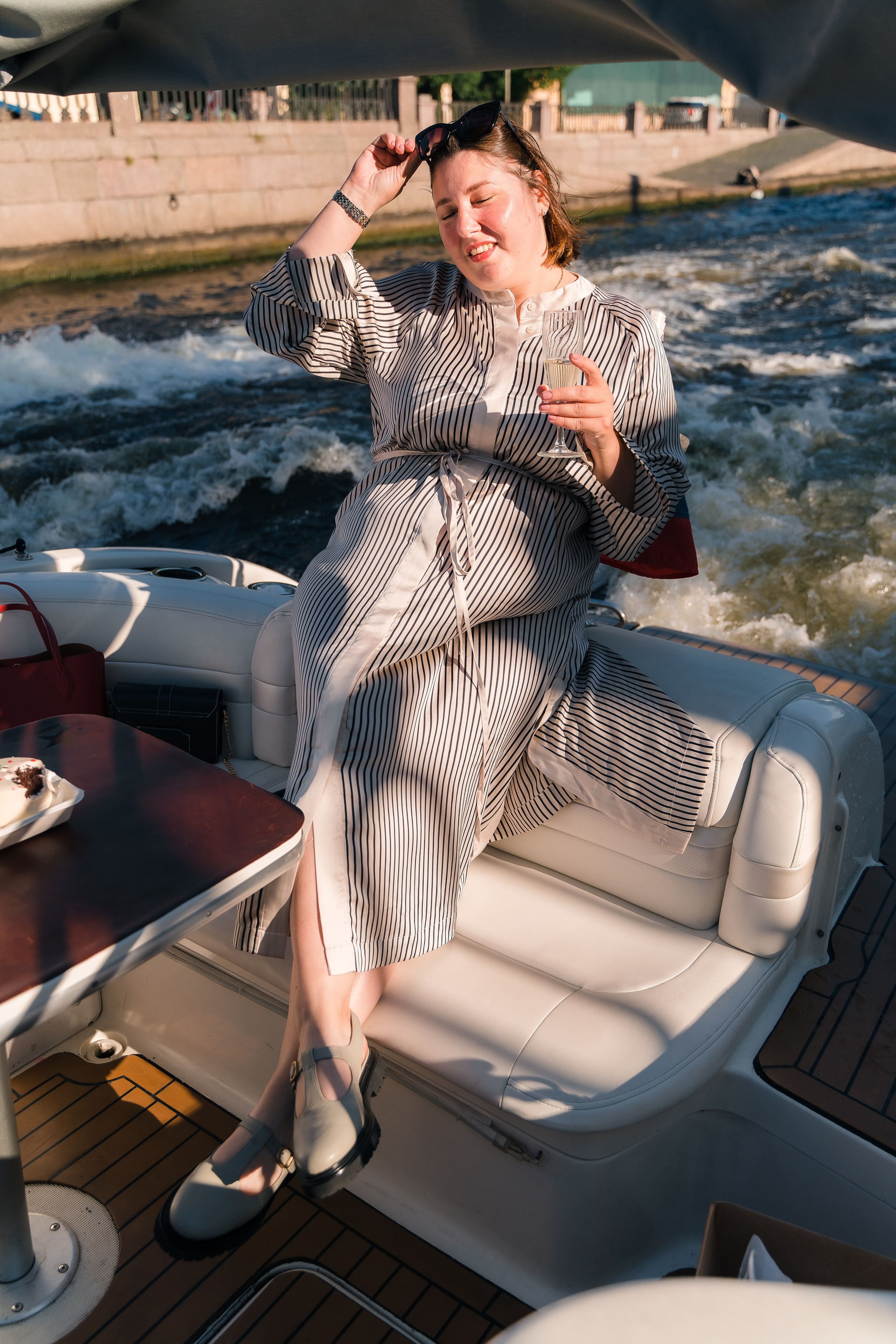 Фотосъемка девичника, встреча девушек, веселые женские портреты