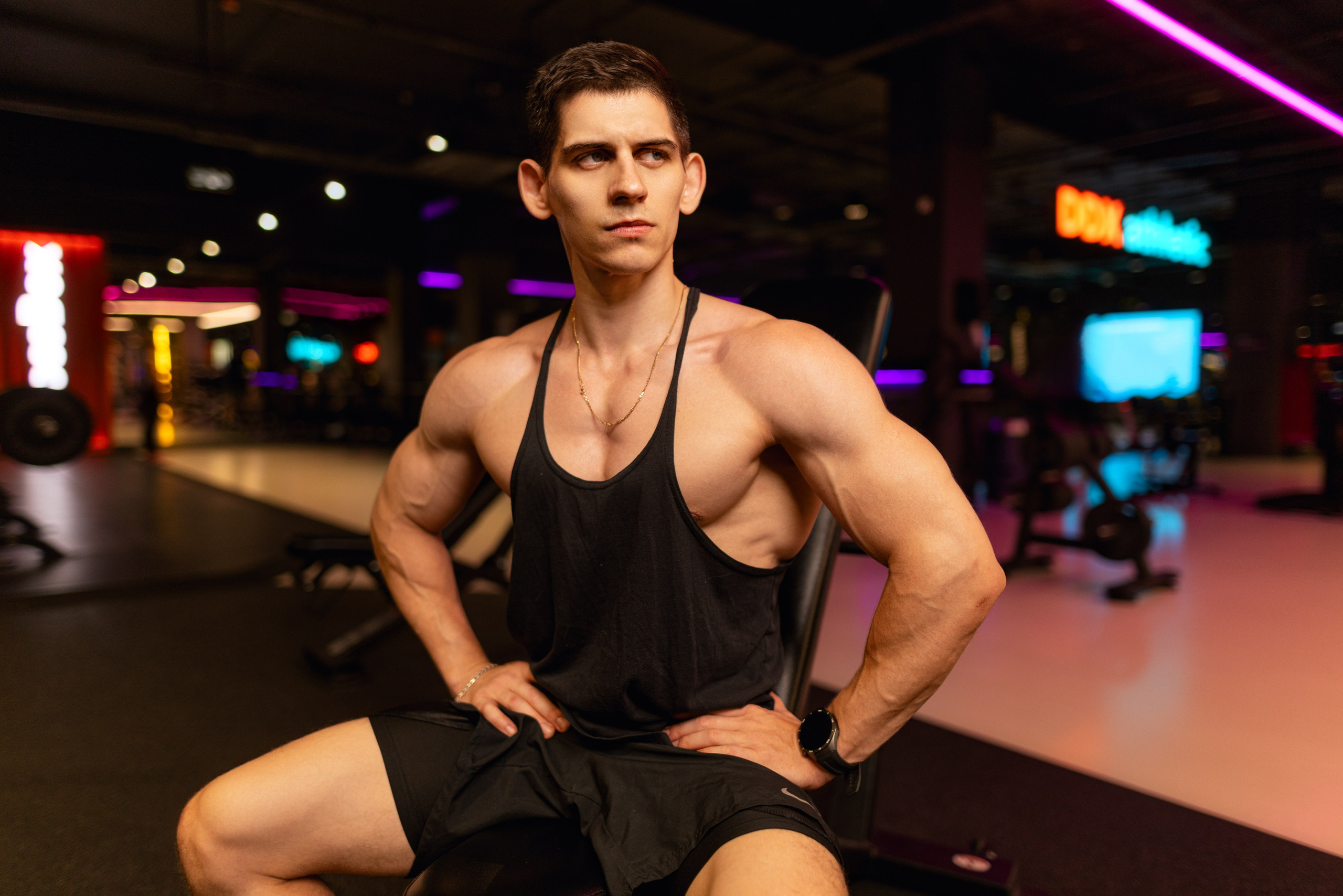 Фотосет в Владом в тренажерном зале для контента. Дмитрий Шульгин, портретный фотограф в Воронеже