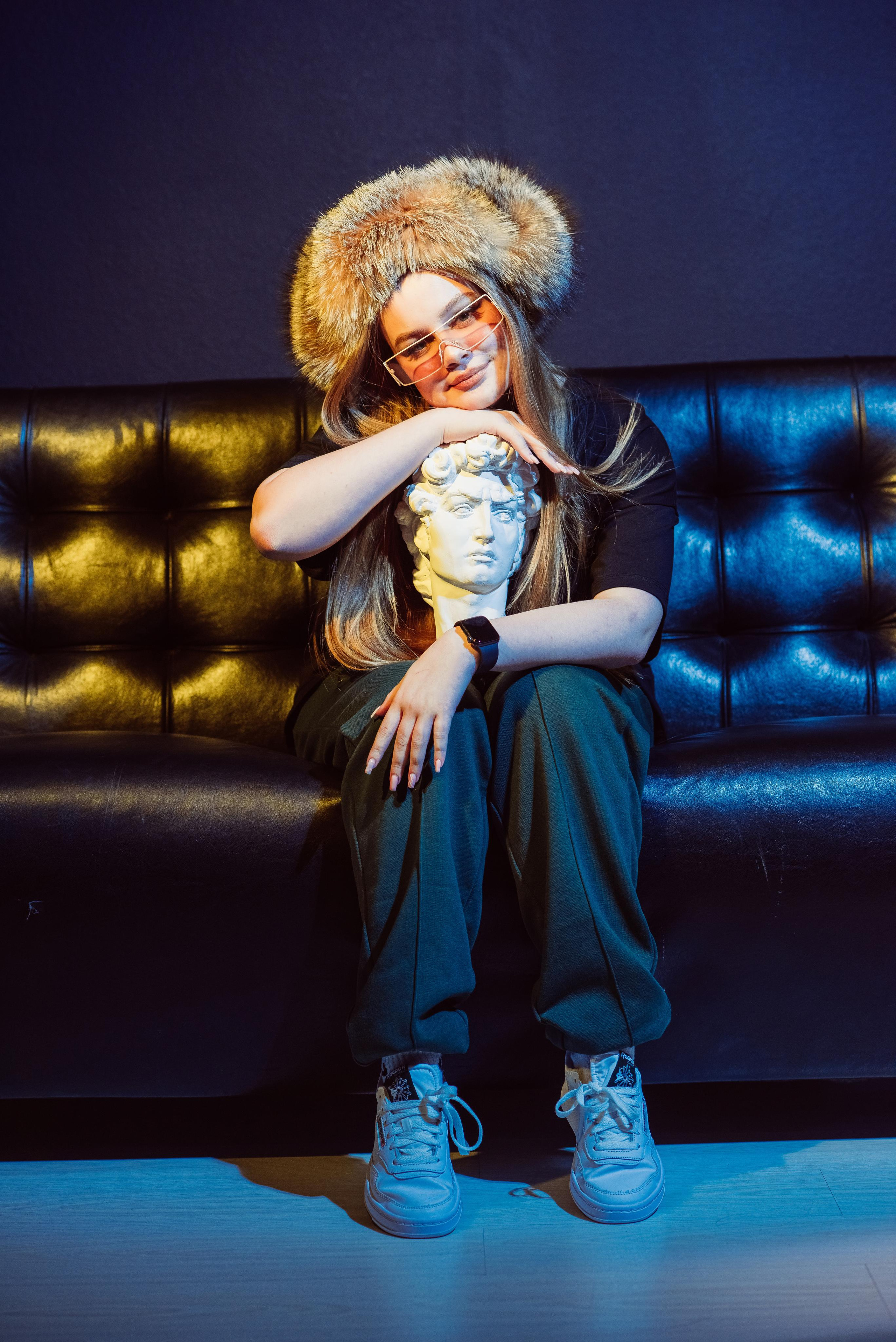 «Стиль 90-е» 11 класс, Циклорама. Стильный выпускной альбом Владивосток фотограф Вероника Мигачева