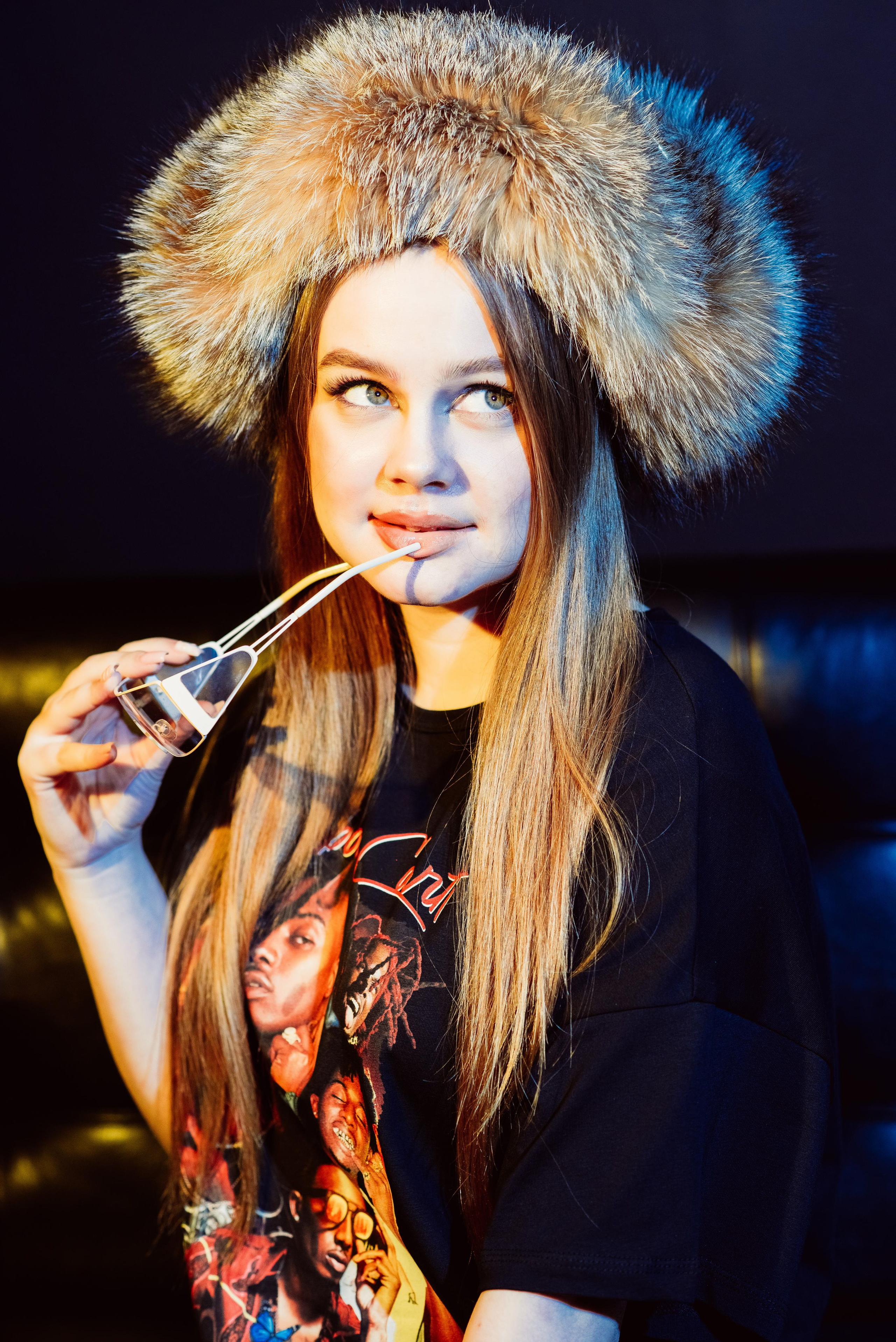 «Стиль 90-е» 11 класс, Циклорама. Стильный выпускной альбом Владивосток фотограф Вероника Мигачева