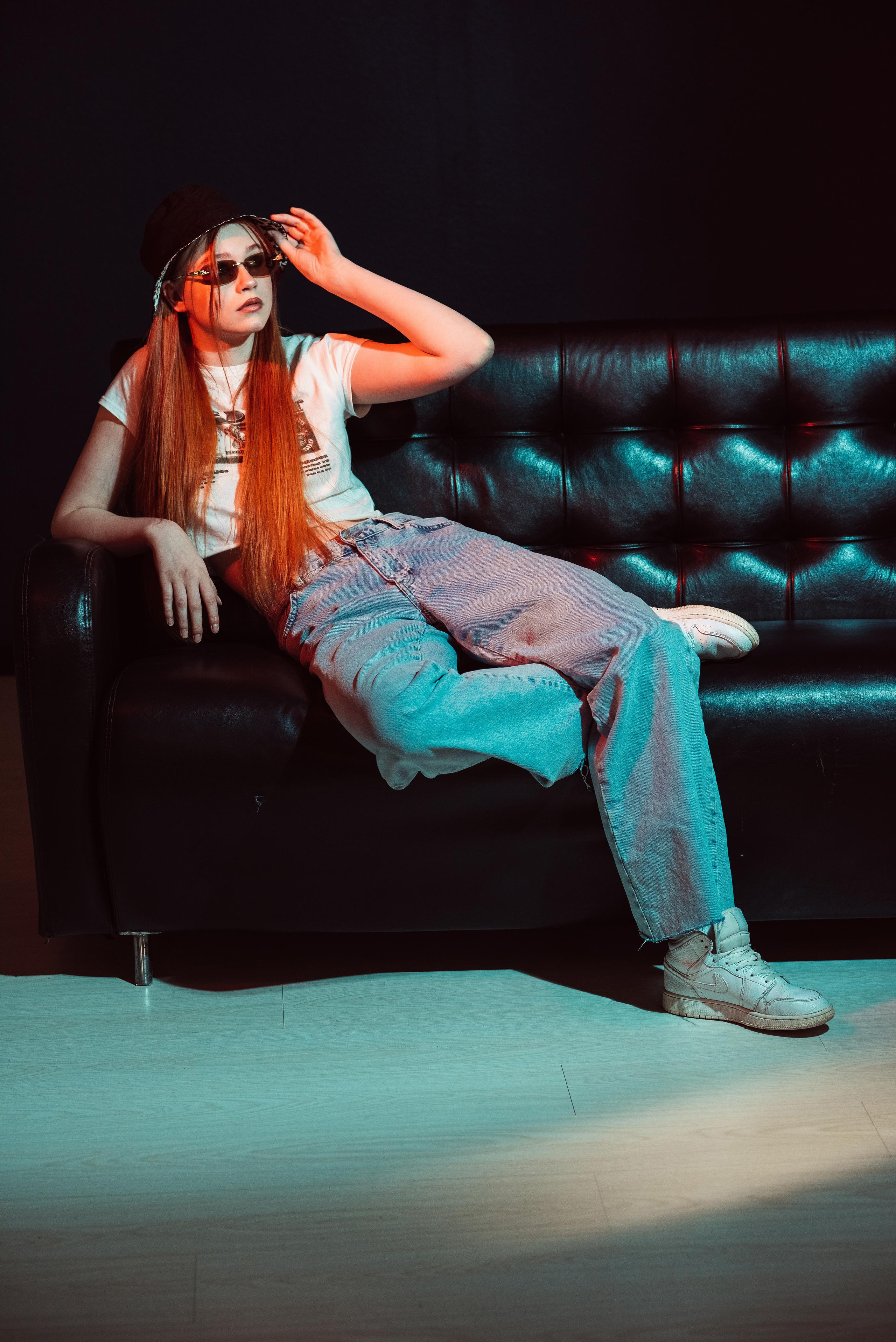 «Стиль 90-е» 11 класс, Циклорама. Стильный выпускной альбом Владивосток фотограф Вероника Мигачева