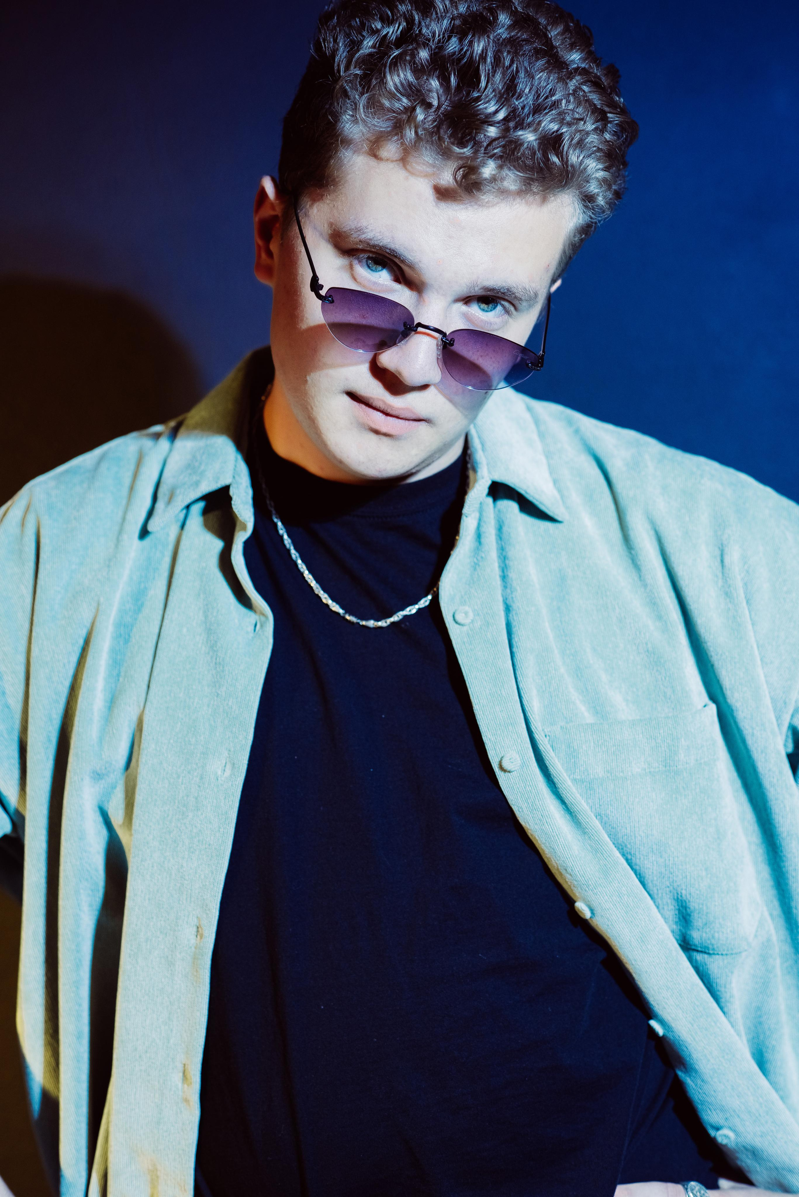 «Стиль 90-е» 11 класс, Циклорама. Стильный выпускной альбом Владивосток фотограф Вероника Мигачева