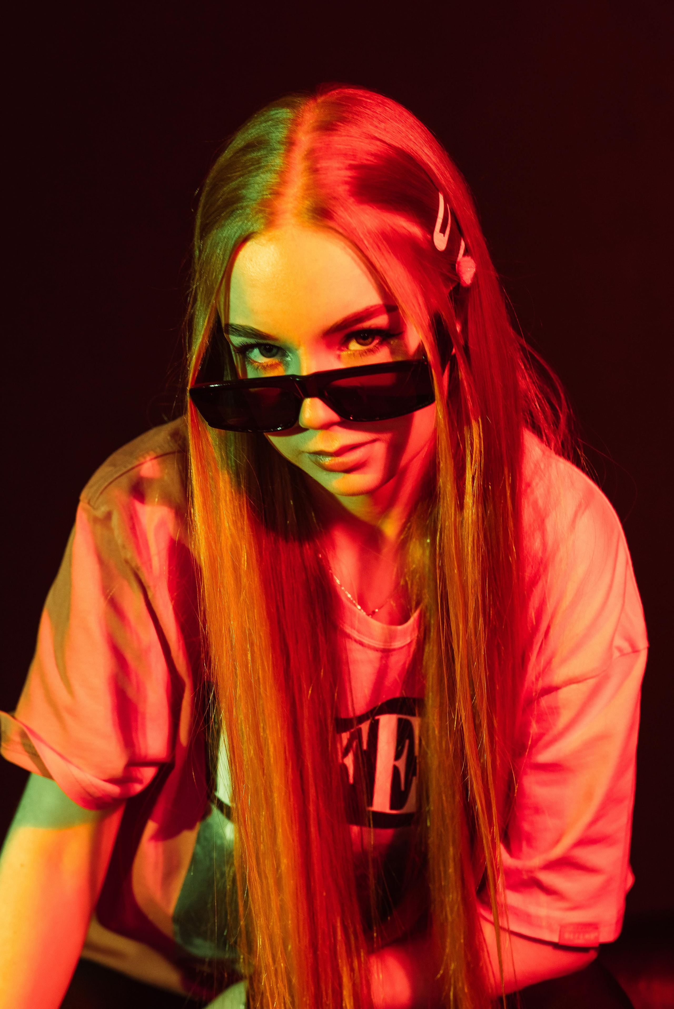 «Стиль 90-е» 11 класс, Циклорама. Стильный выпускной альбом Владивосток фотограф Вероника Мигачева