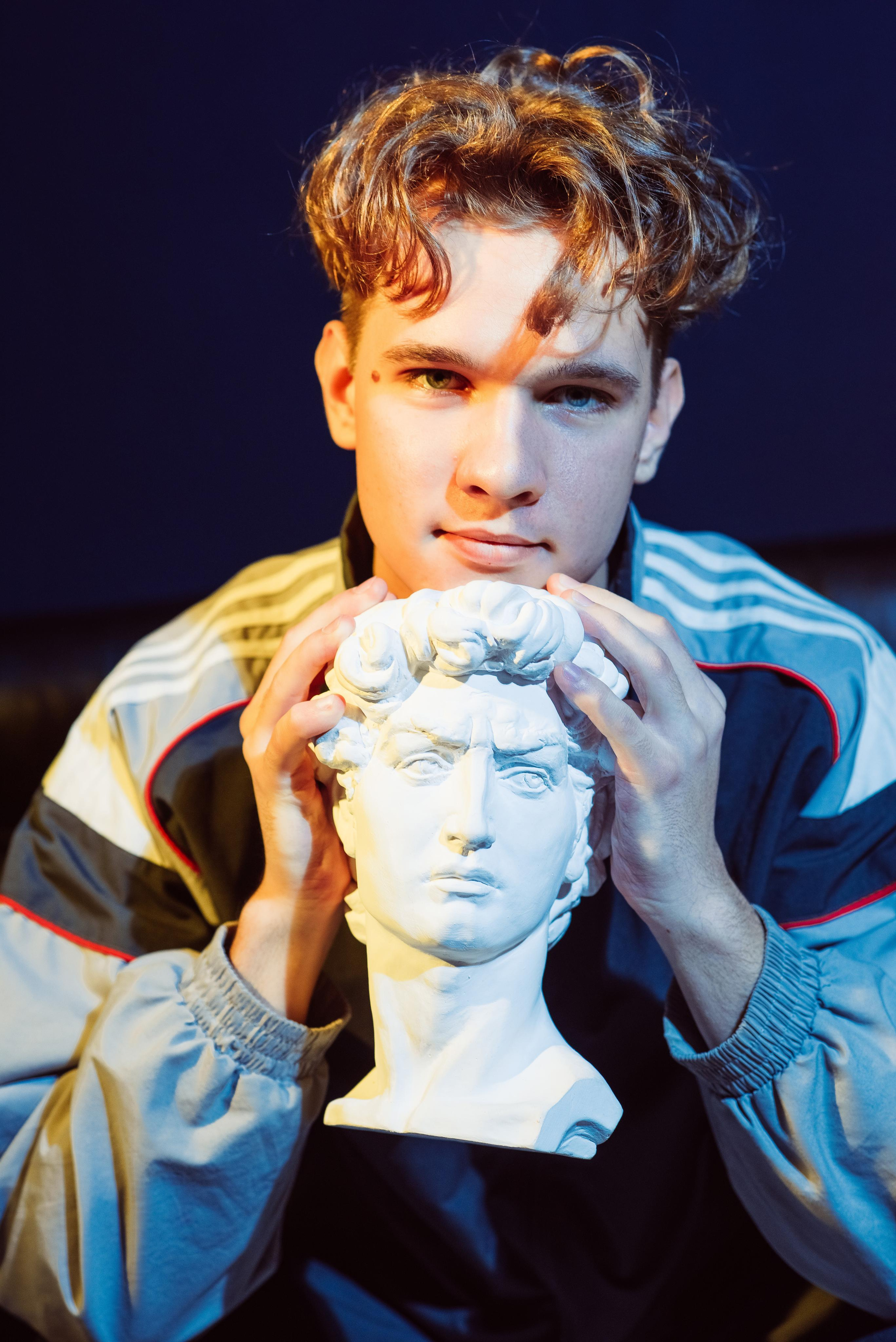 «Стиль 90-е» 11 класс, Циклорама. Стильный выпускной альбом Владивосток фотограф Вероника Мигачева