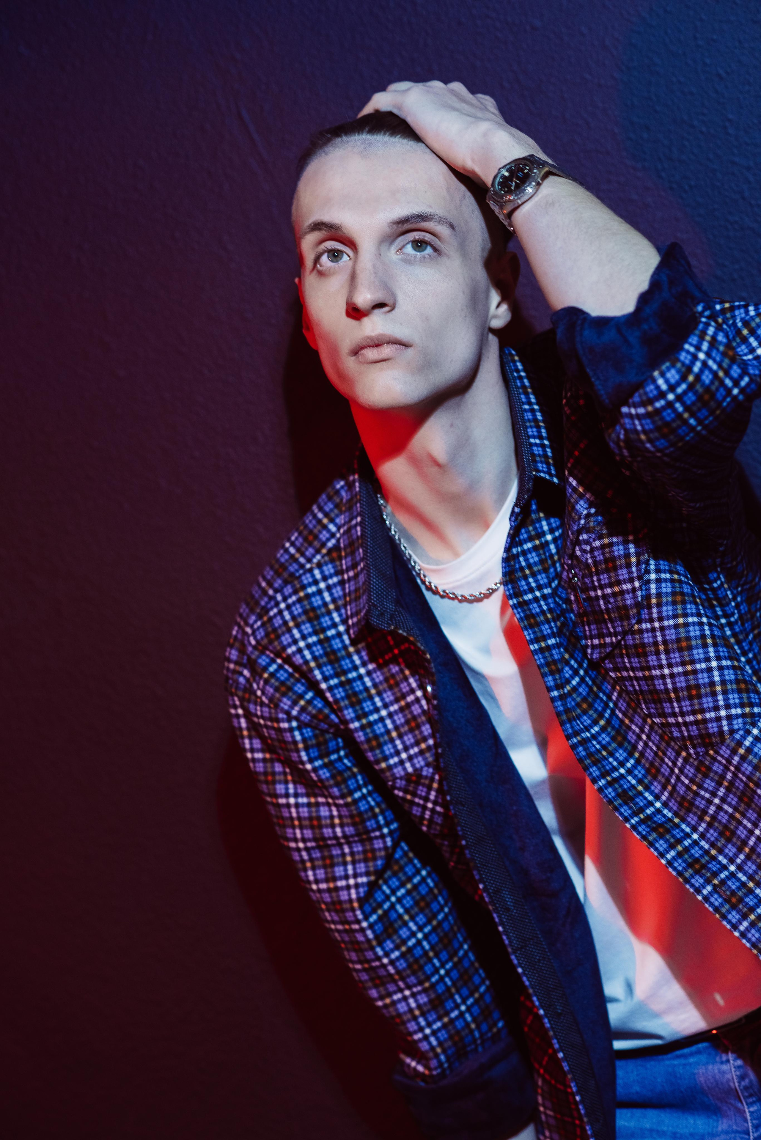 «Стиль 90-е» 11 класс, Циклорама. Стильный выпускной альбом Владивосток фотограф Вероника Мигачева