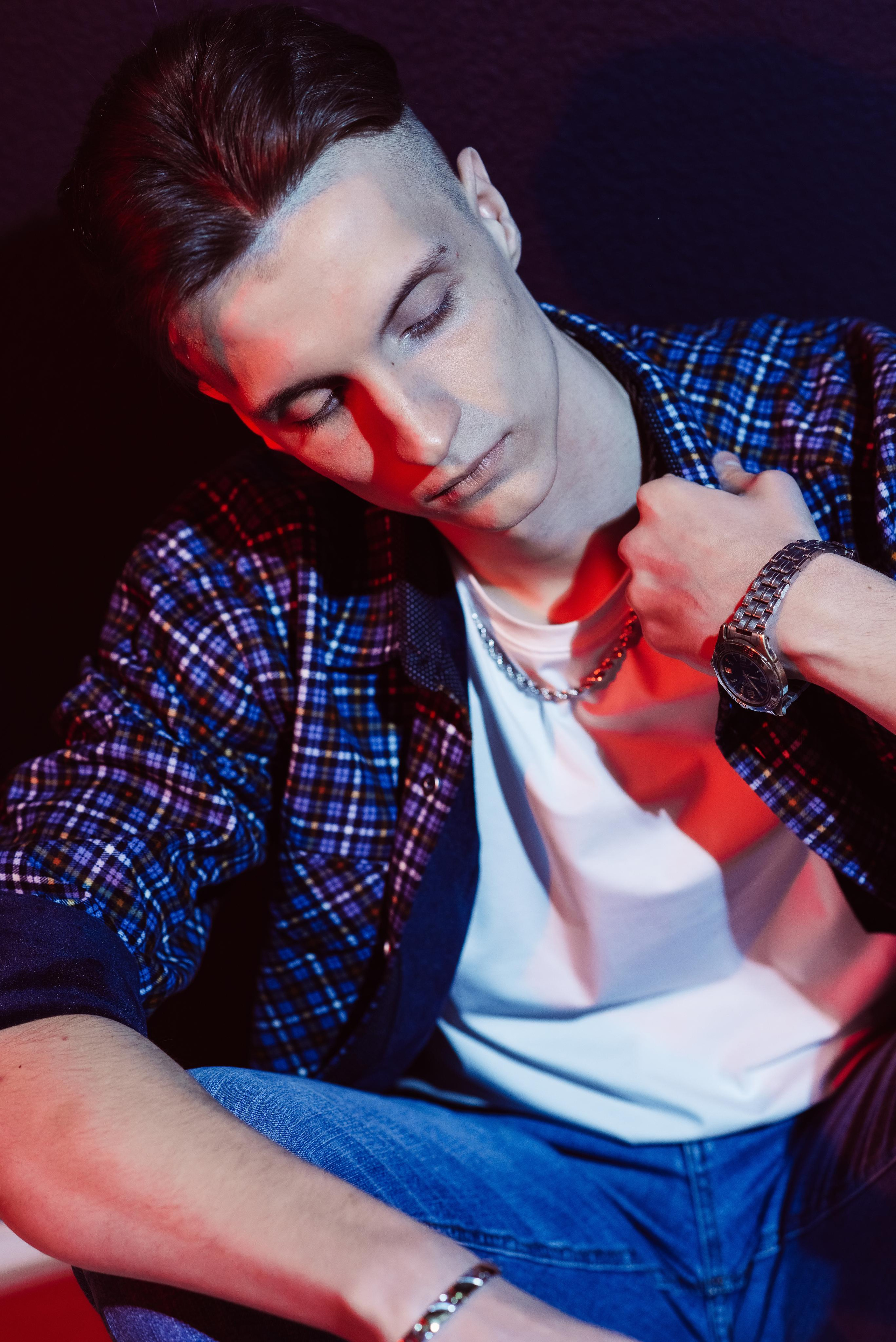 «Стиль 90-е» 11 класс, Циклорама. Стильный выпускной альбом Владивосток фотограф Вероника Мигачева