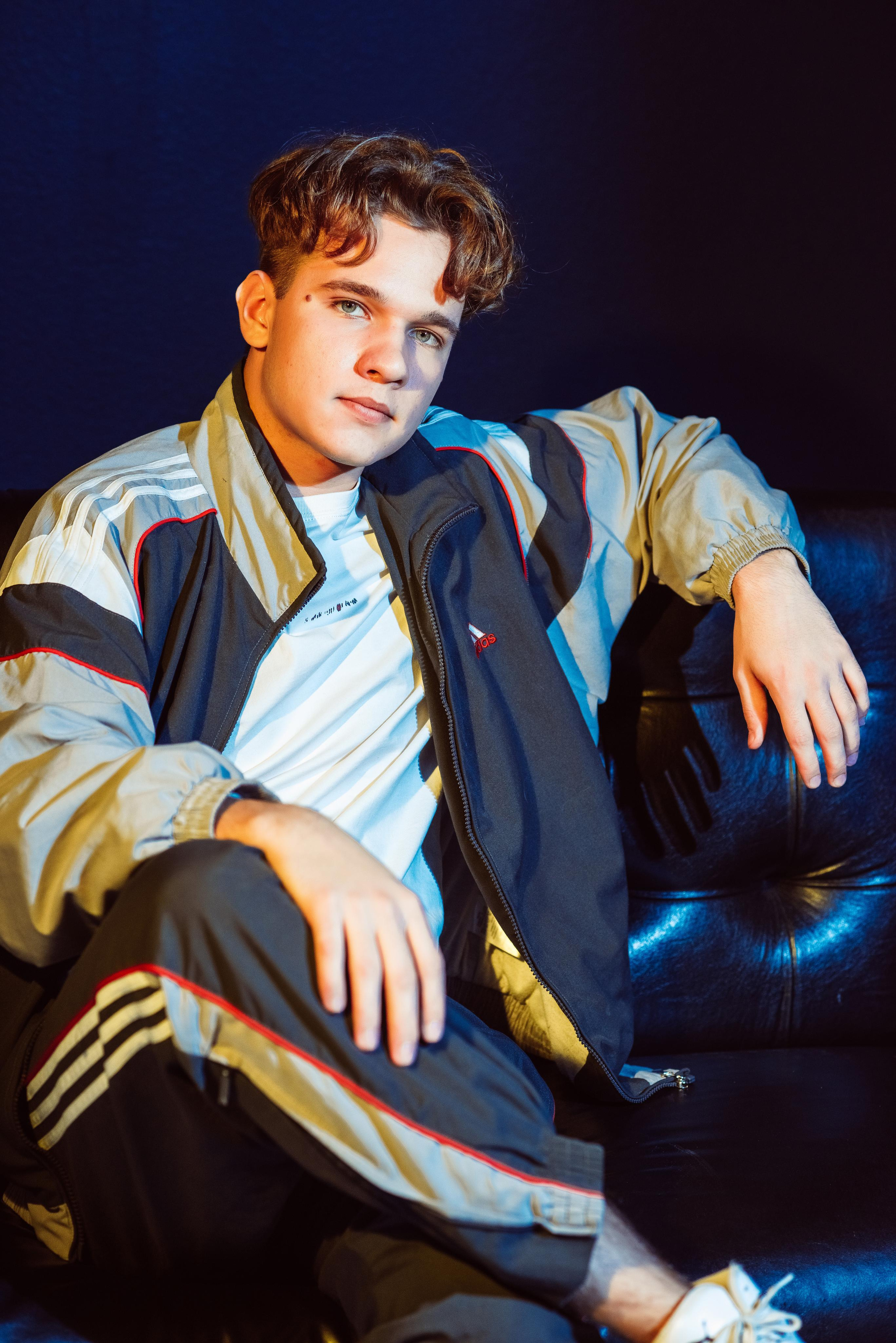 «Стиль 90-е» 11 класс, Циклорама. Стильный выпускной альбом Владивосток фотограф Вероника Мигачева