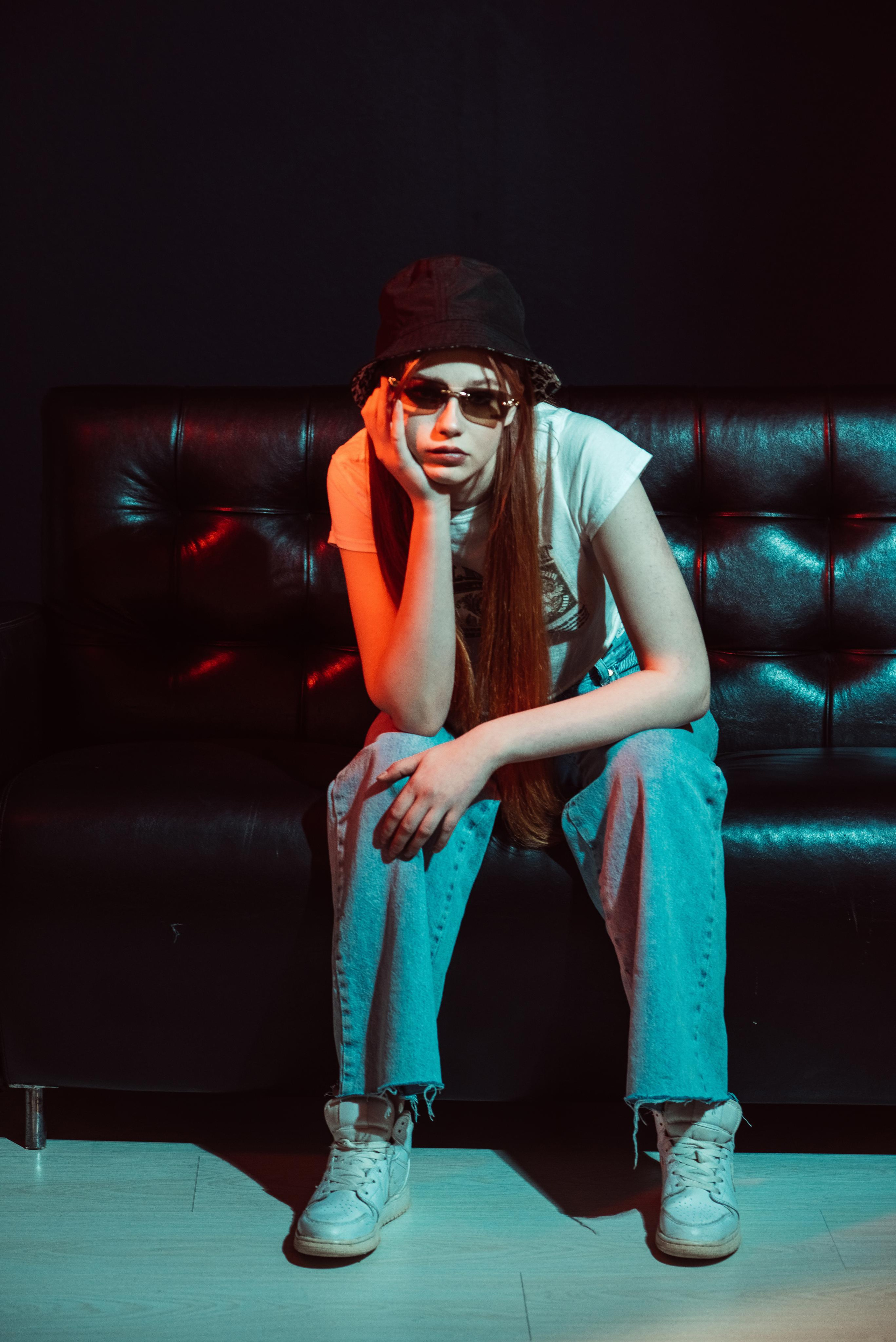 «Стиль 90-е» 11 класс, Циклорама. Стильный выпускной альбом Владивосток фотограф Вероника Мигачева